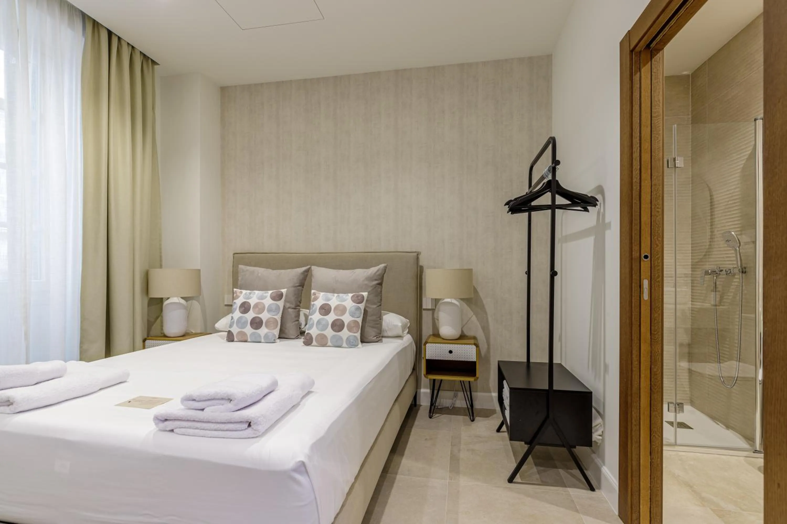 Shower, Bed in Plaza del Siglo Suites & Boutique Apartments by Caleta Homes