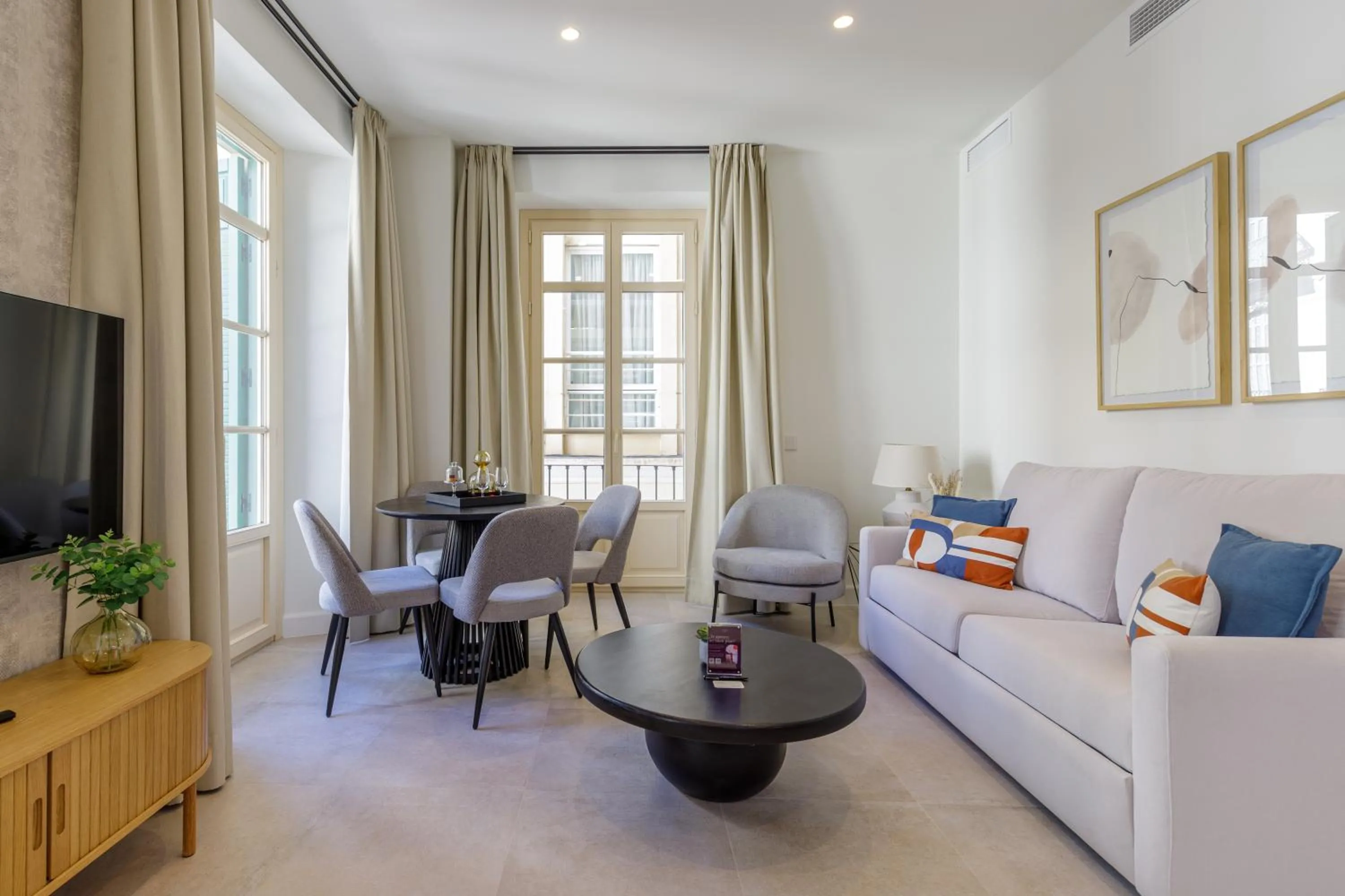 TV and multimedia in Plaza del Siglo Suites & Boutique Apartments by Caleta Homes