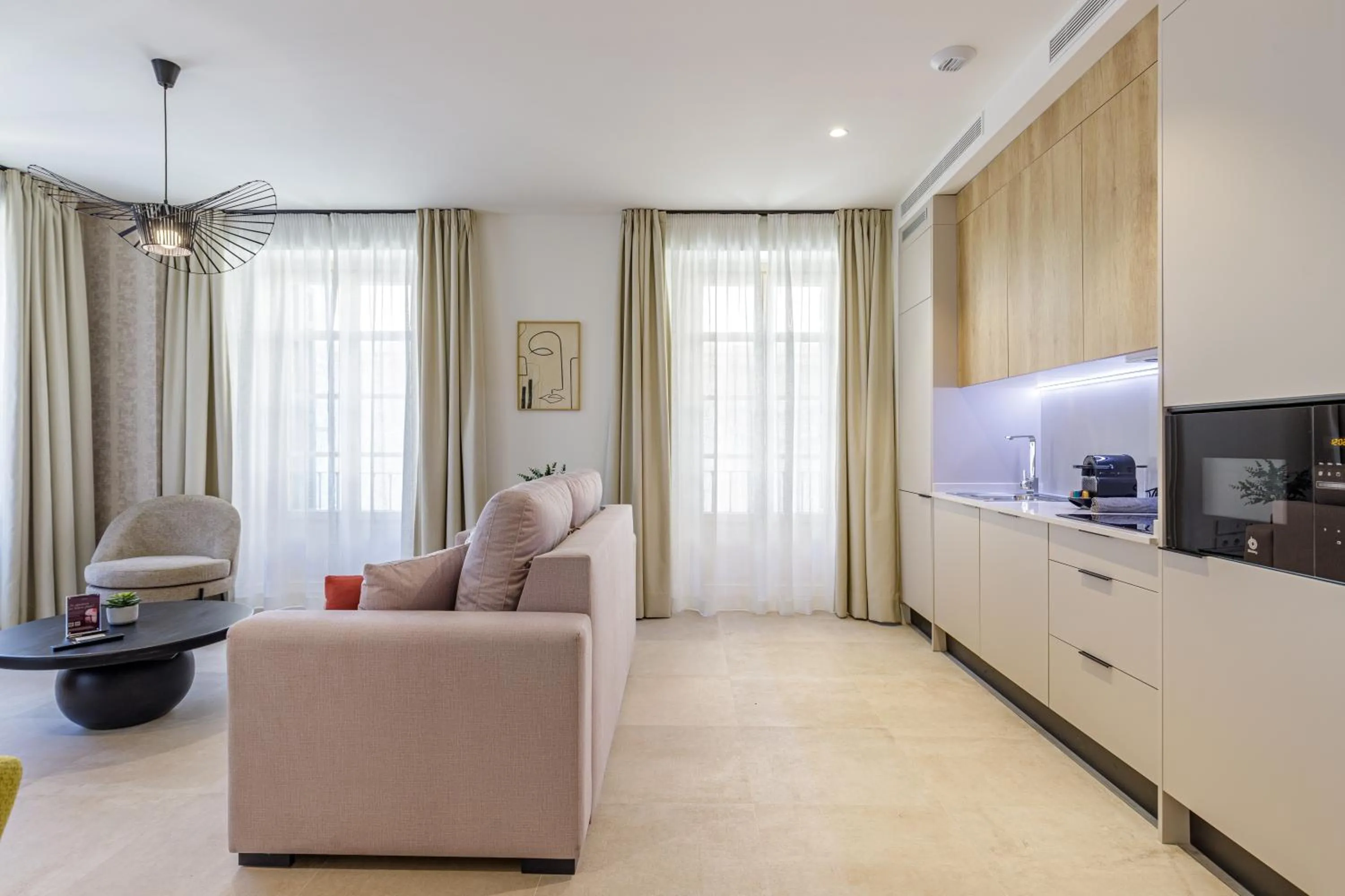 TV and multimedia in Plaza del Siglo Suites & Boutique Apartments by Caleta Homes
