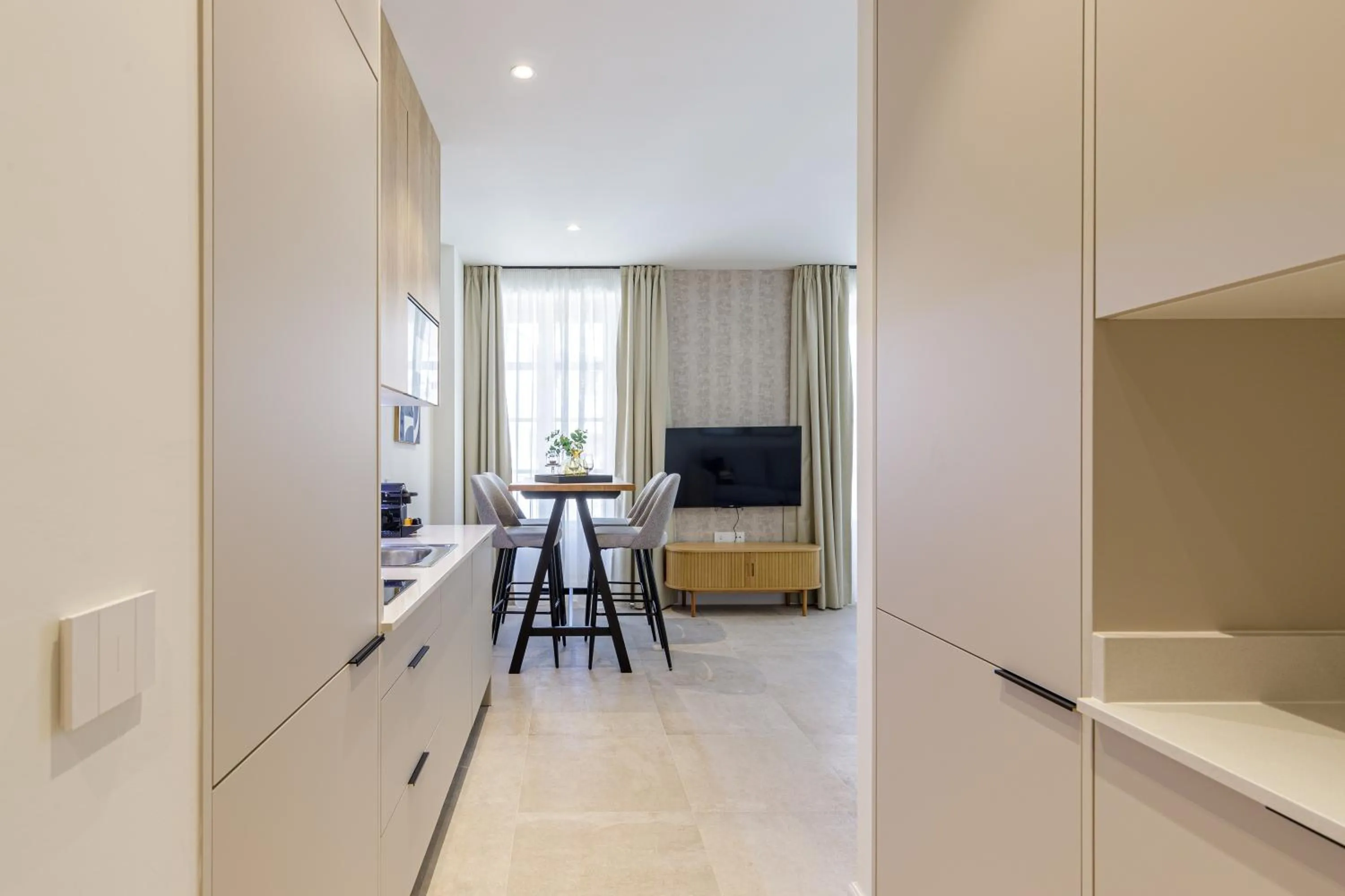 TV and multimedia in Plaza del Siglo Suites & Boutique Apartments by Caleta Homes