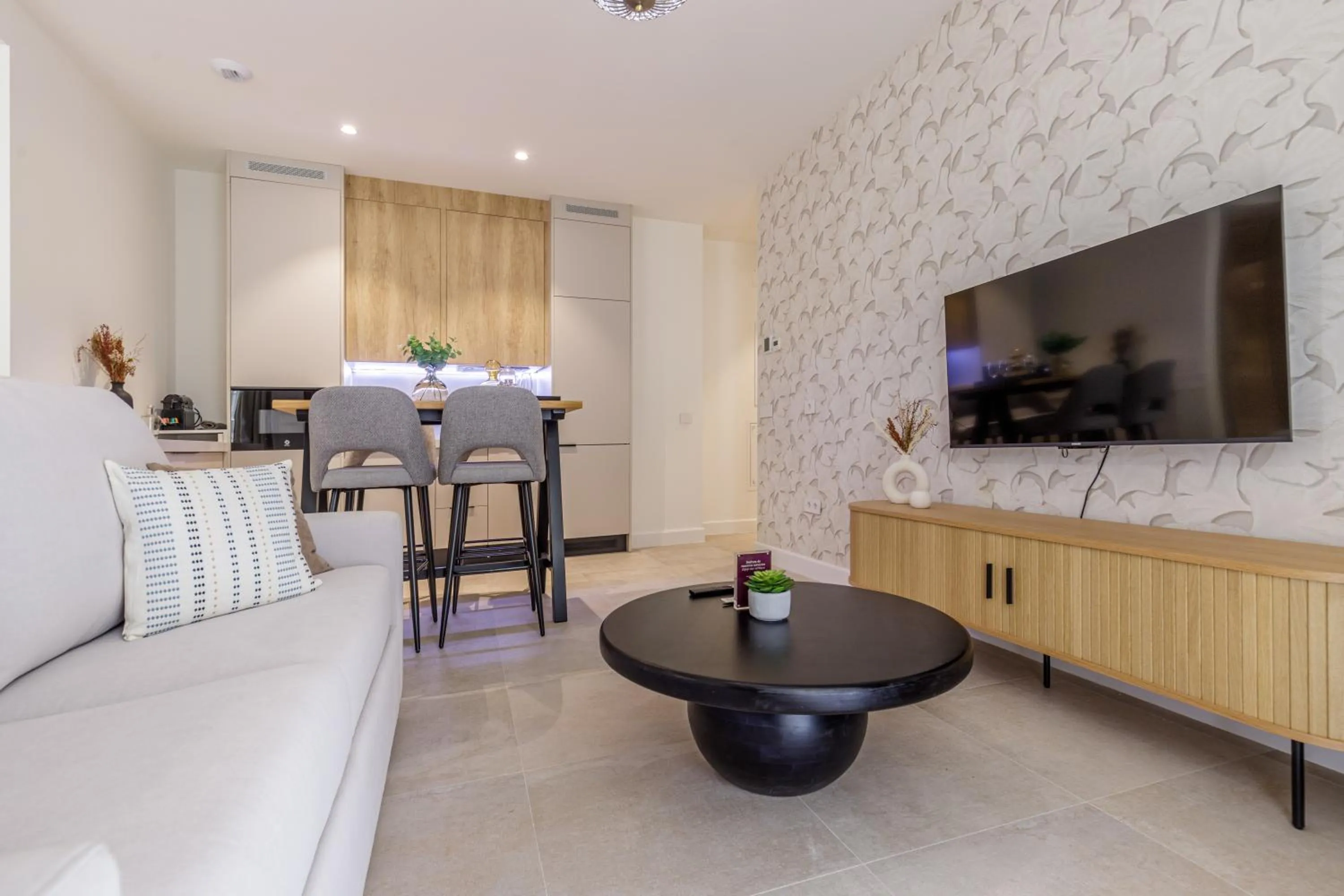 TV and multimedia in Plaza del Siglo Suites & Boutique Apartments by Caleta Homes