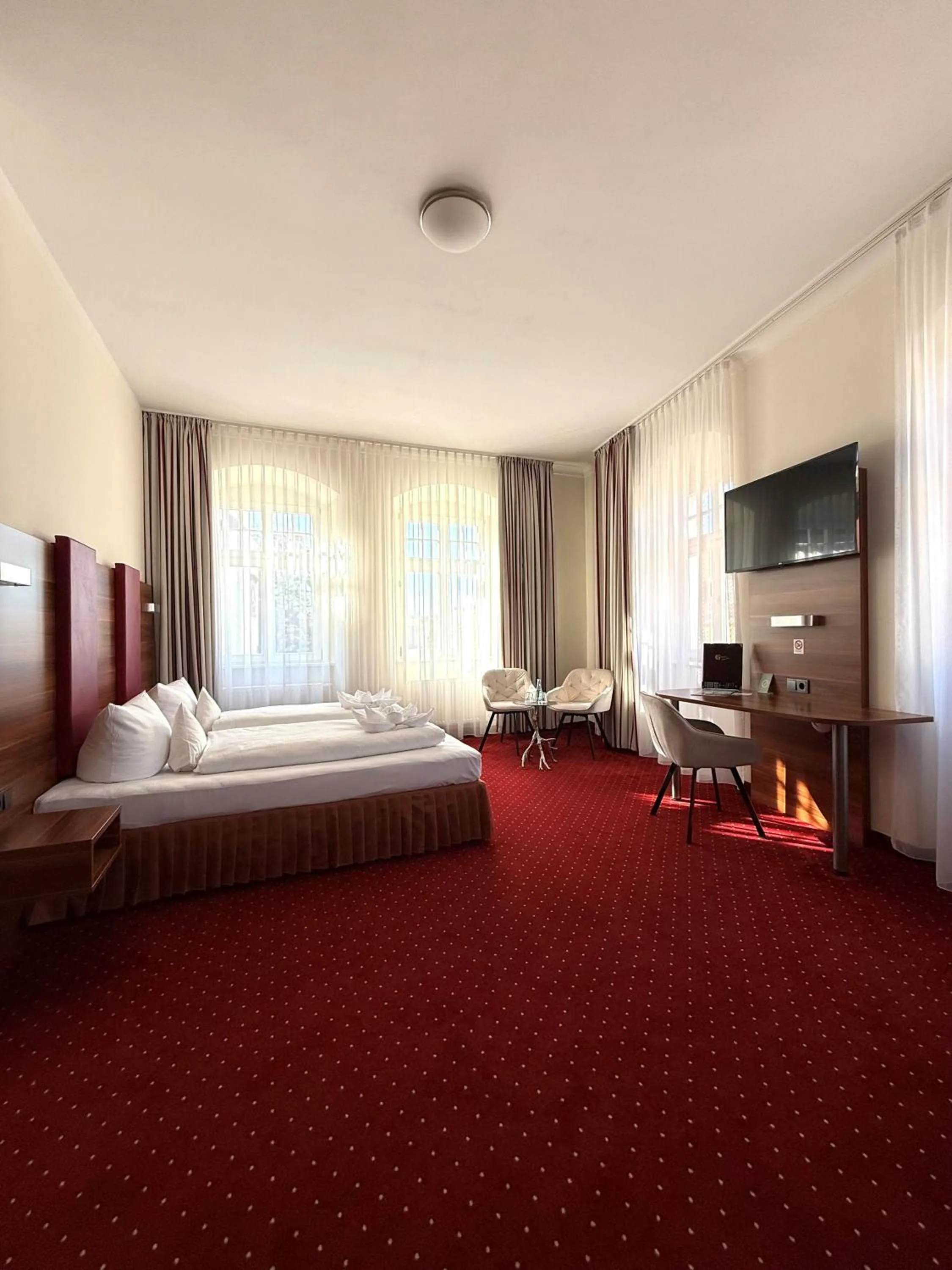 Photo of the whole room, Bed in Hotel Schwibbogen Altstadt & Apartments