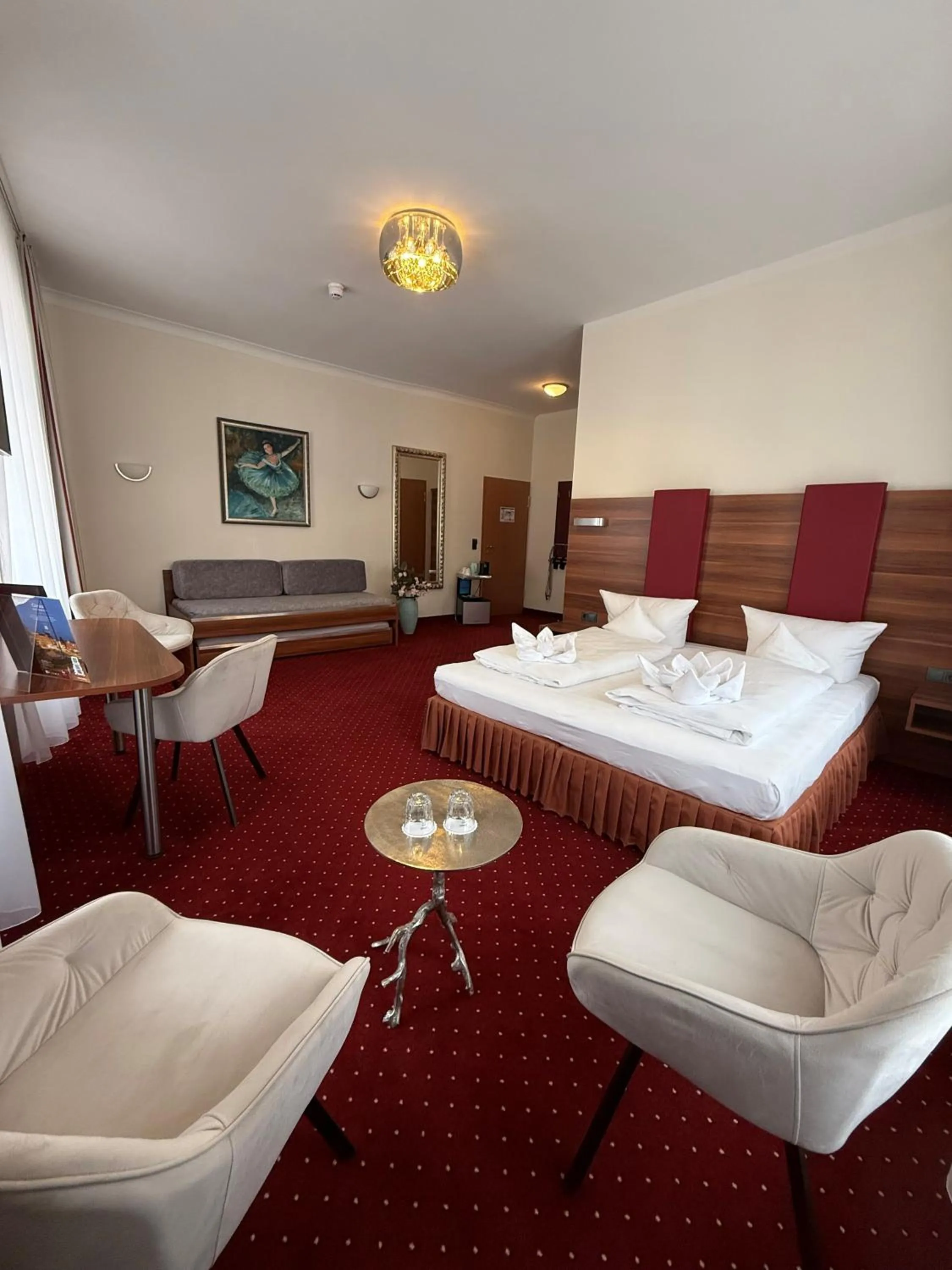 Photo of the whole room, Bed in Hotel Schwibbogen Altstadt & Apartments