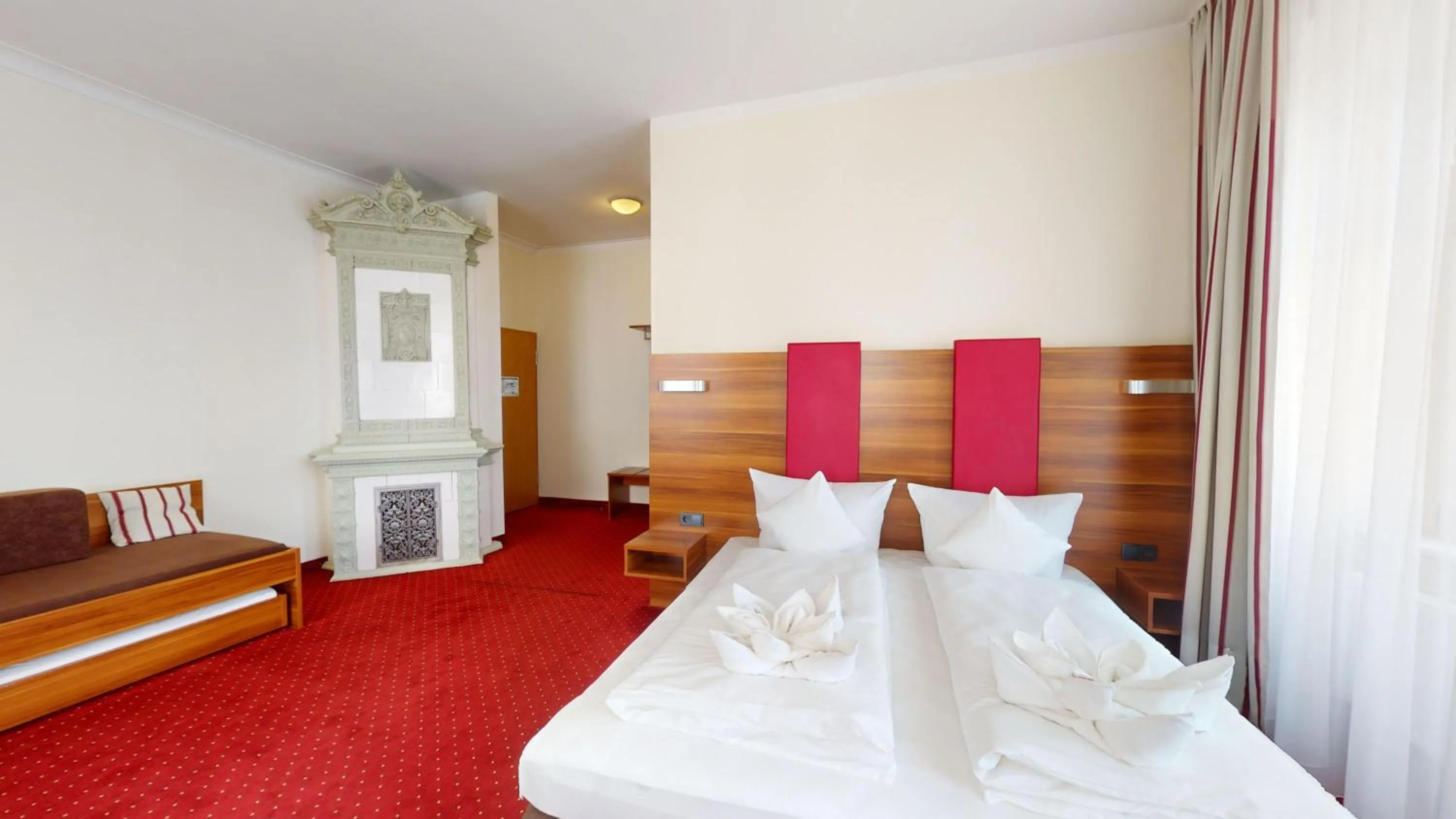 Photo of the whole room, Bed in Hotel Schwibbogen Altstadt & Apartments