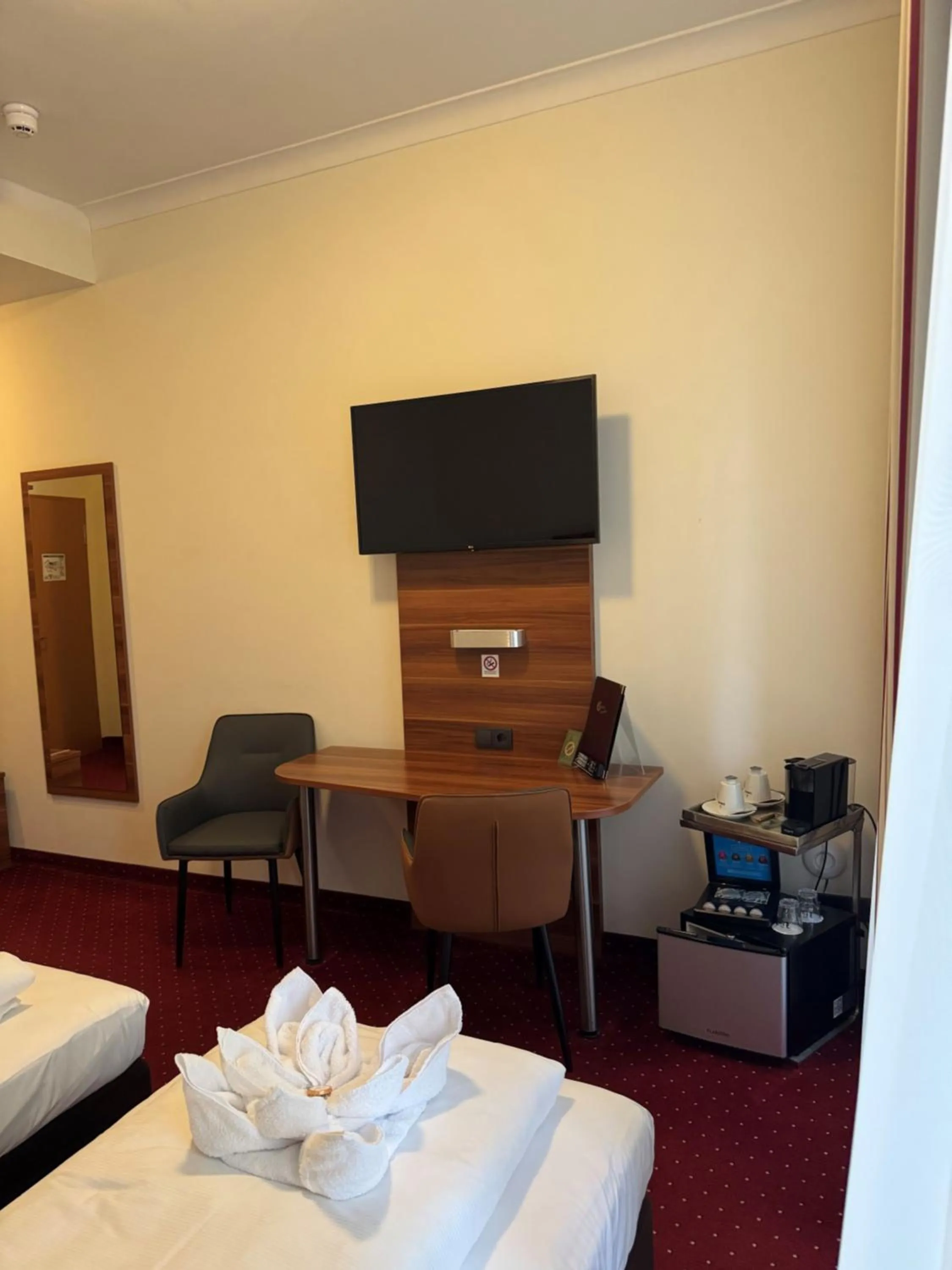 TV and multimedia, Bed in Hotel Schwibbogen Altstadt & Apartments