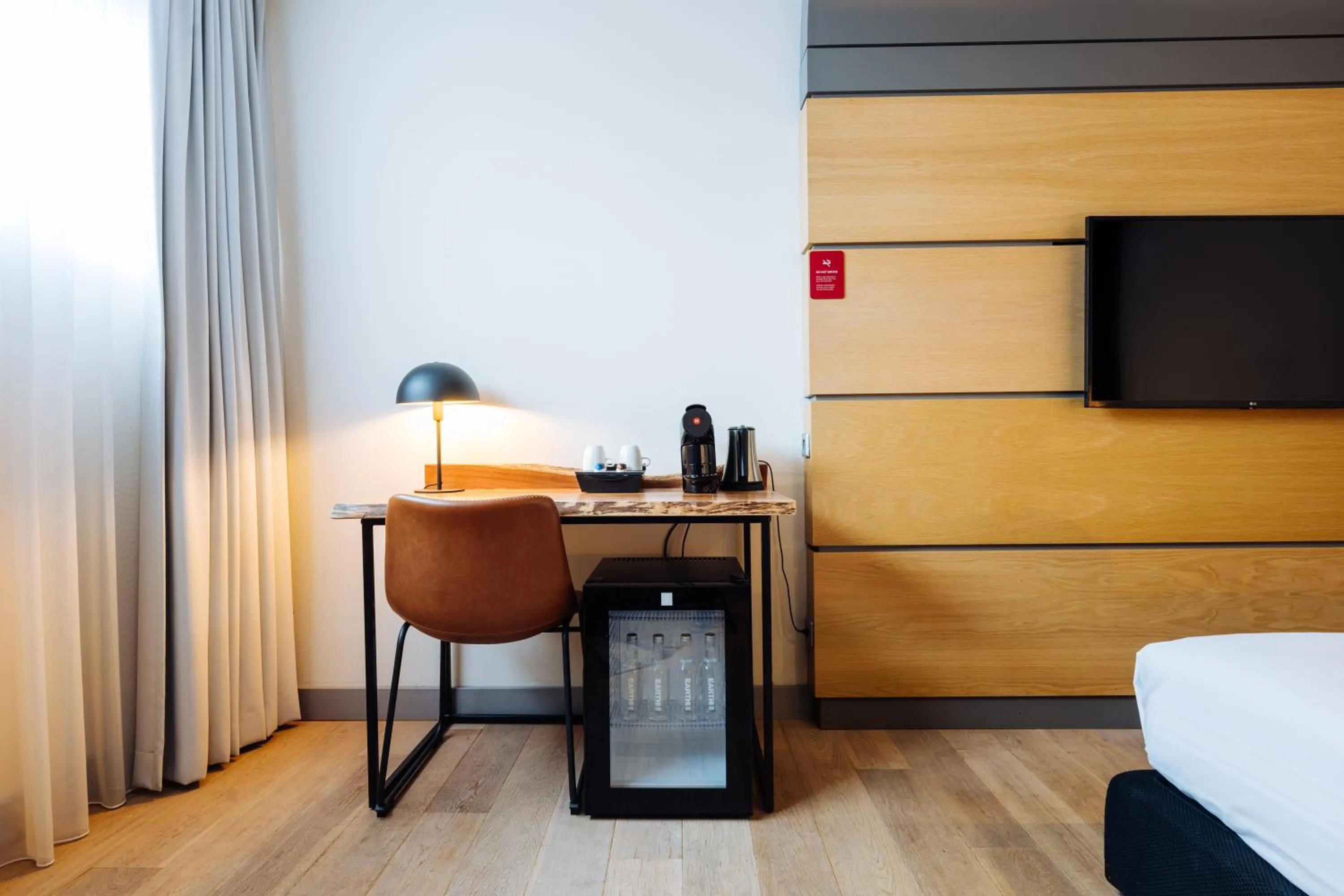 Communal lounge/ TV room, Bed in Leonardo Hotel Almere City Center