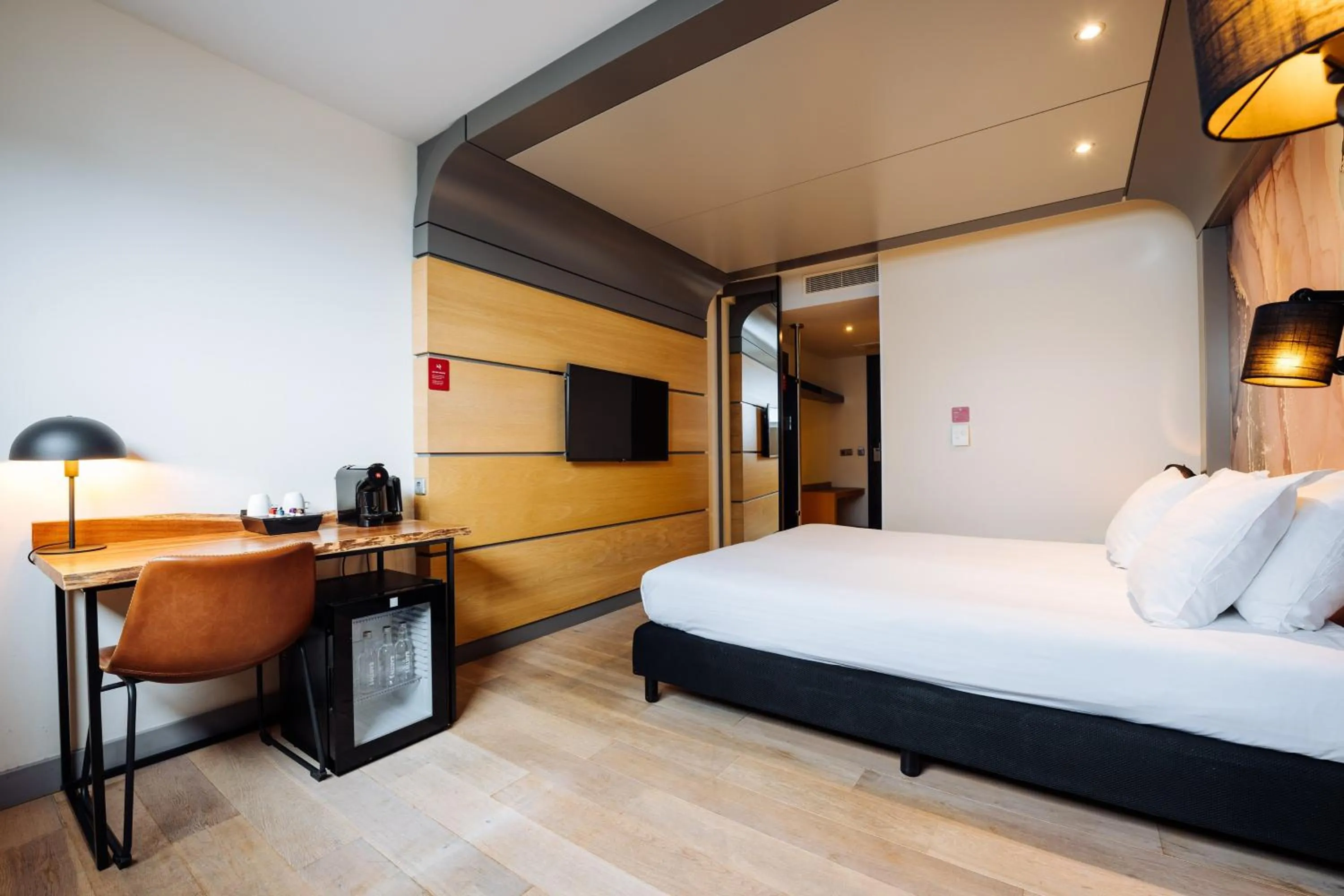 Property building, Bed in Leonardo Hotel Almere City Center