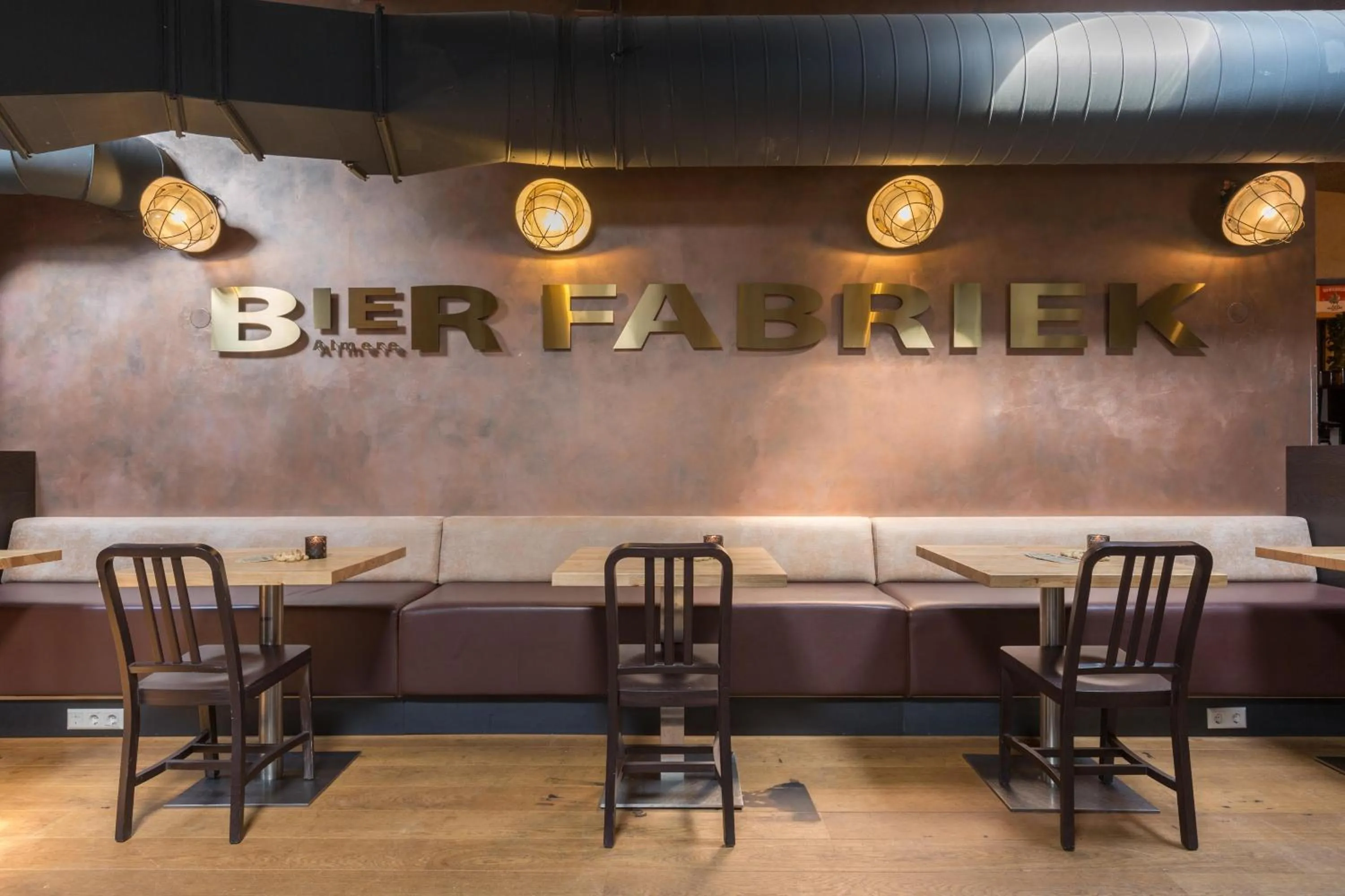 Lounge or bar in Leonardo Hotel Almere City Center