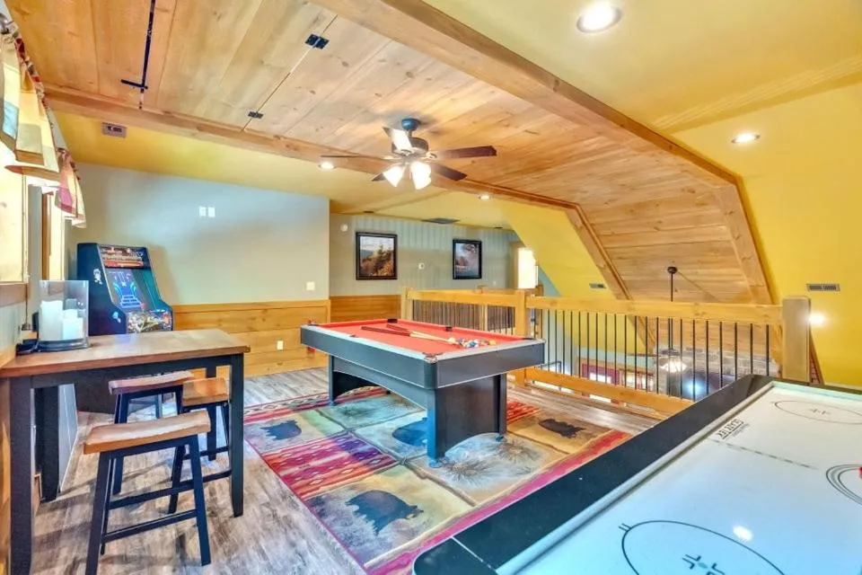 Bed in Splash Mountain Lodge by Eden Crest