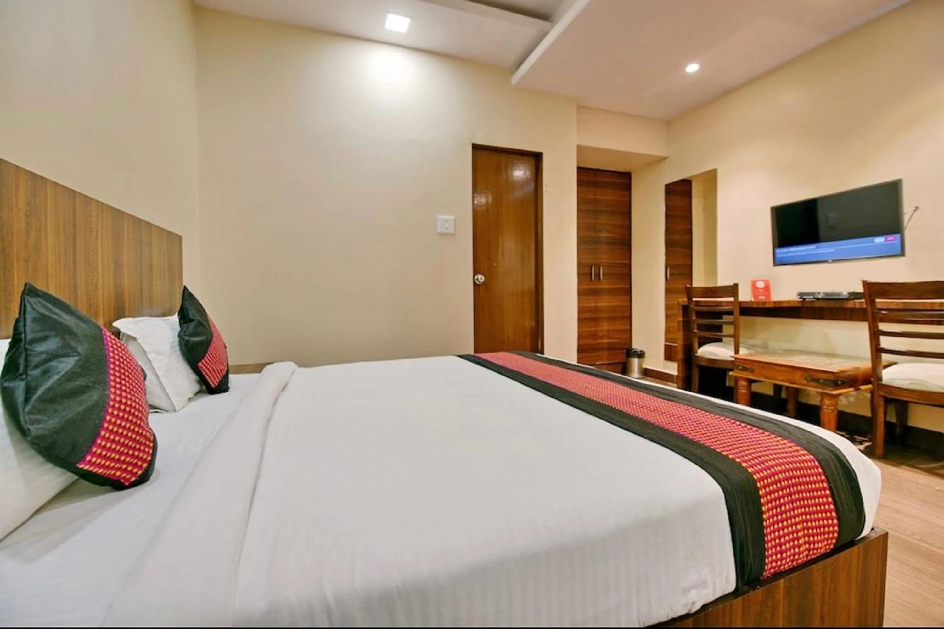 Bed in Hotel Rang Mahal Near Jaipur International Airport