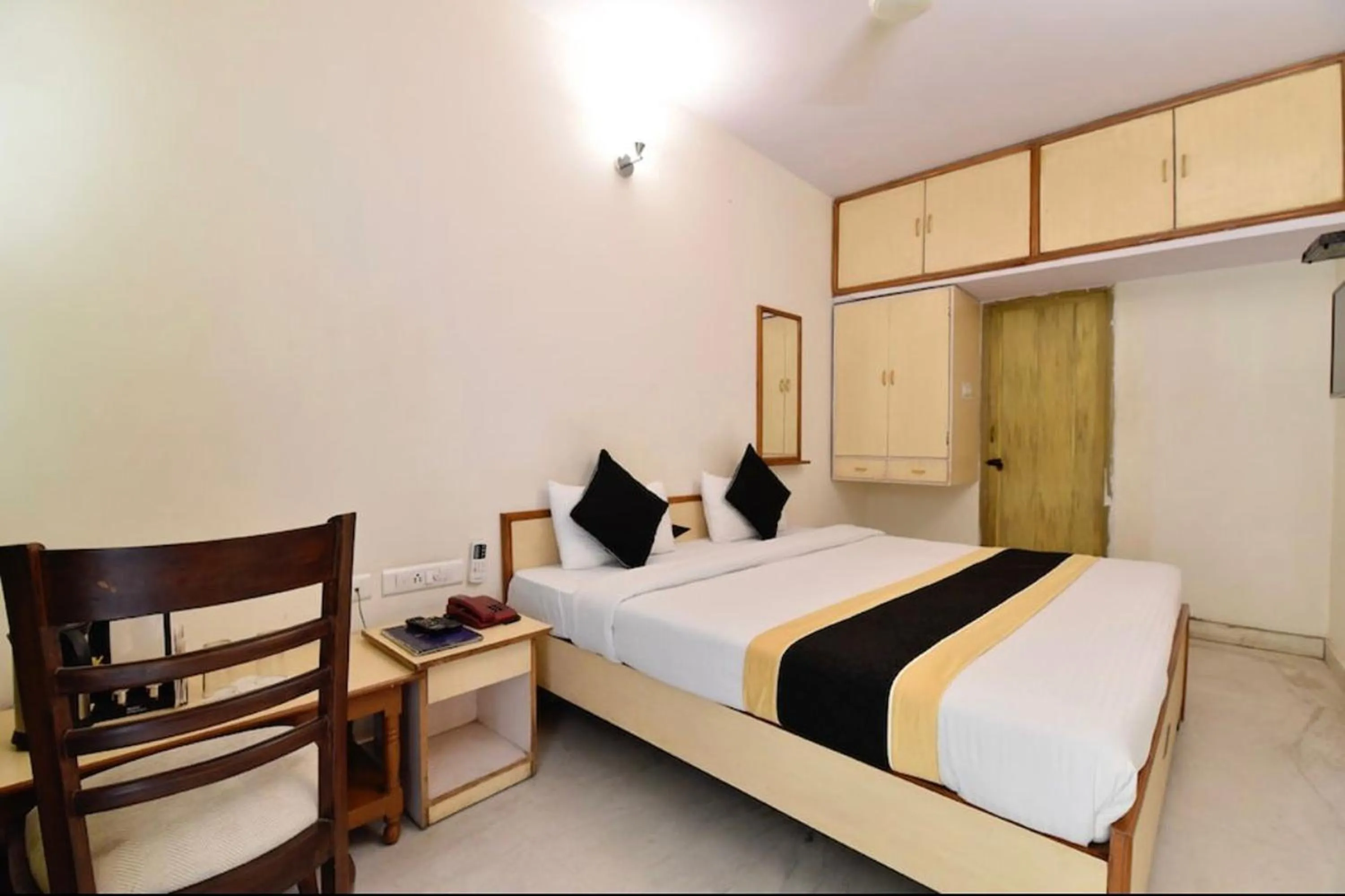 Bed in Hotel Rang Mahal Near Jaipur International Airport