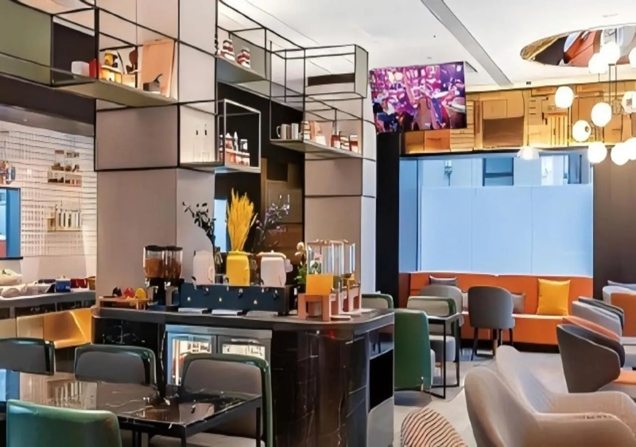 Restaurant/places to eat in CitiGO Hotel Shanghai On The Bund