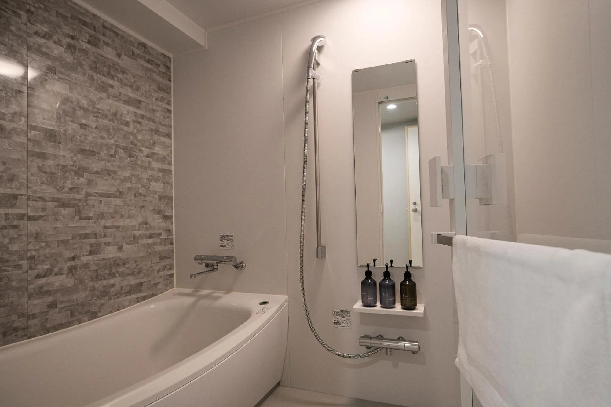 Shower in WAYFARER Shin