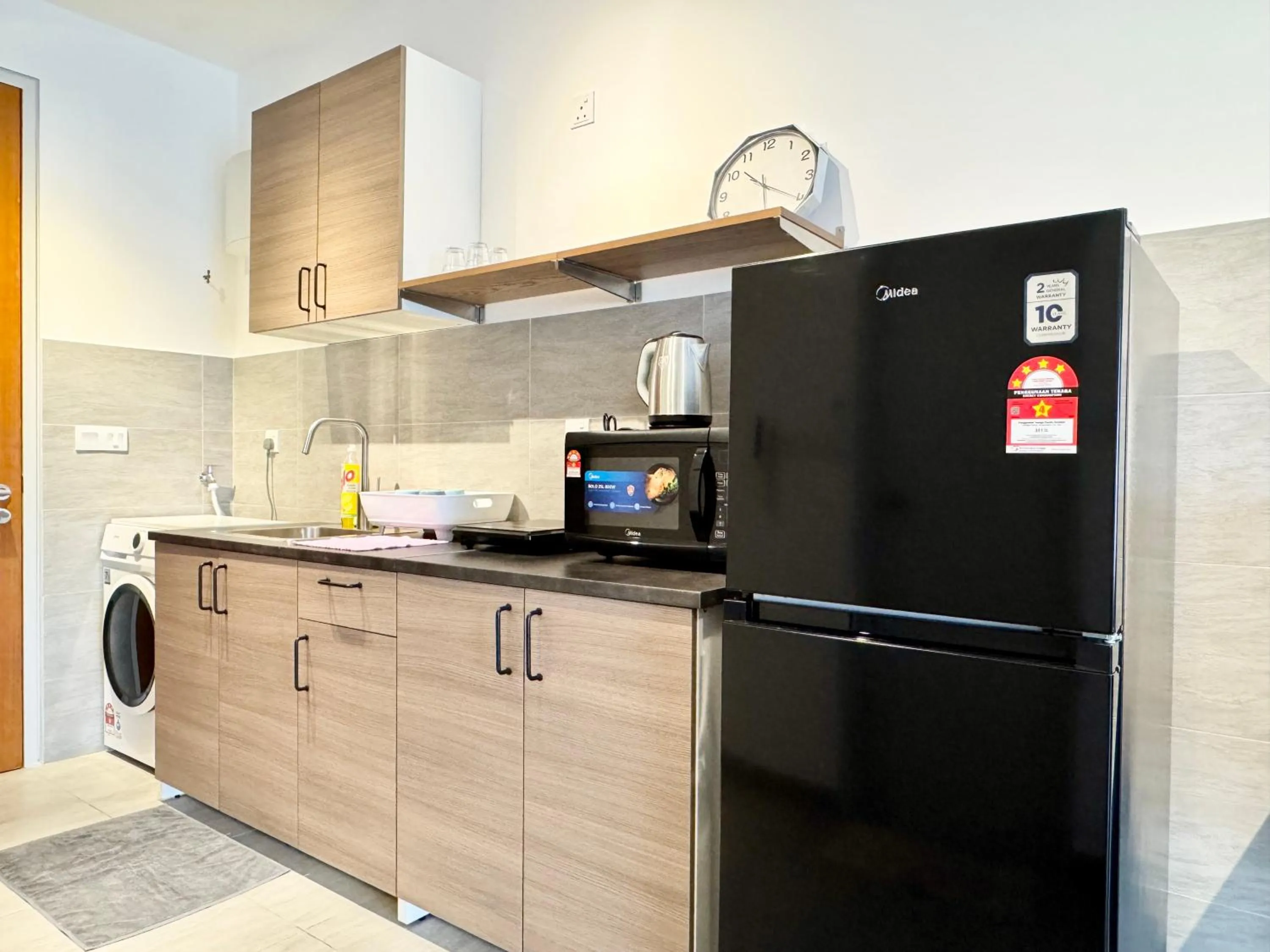 kitchen in Sunsuria Forum SOHO & Residence Suites Setia Alam by MOKA