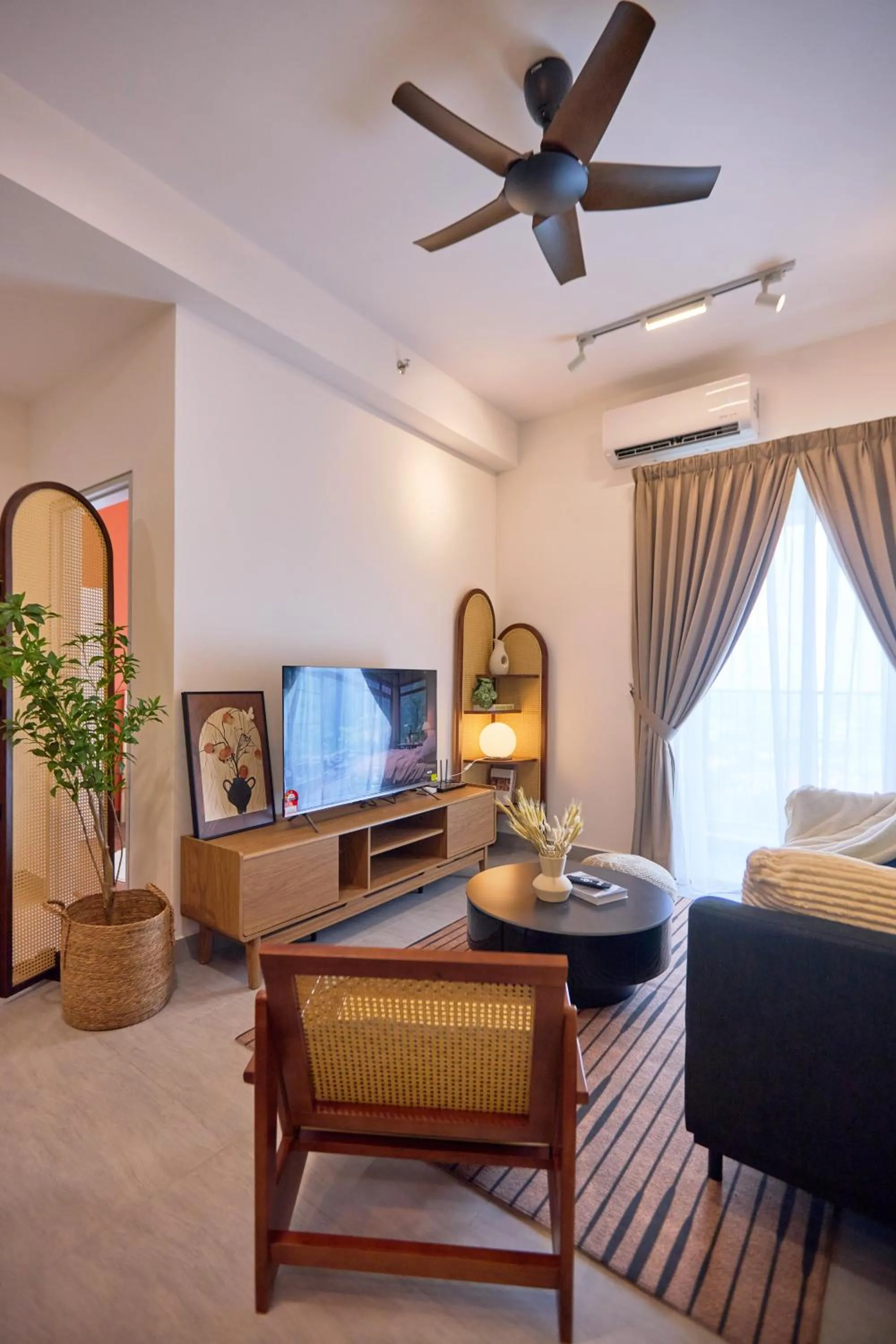 Living room in Sunsuria Forum SOHO & Residence Suites Setia Alam by MOKA