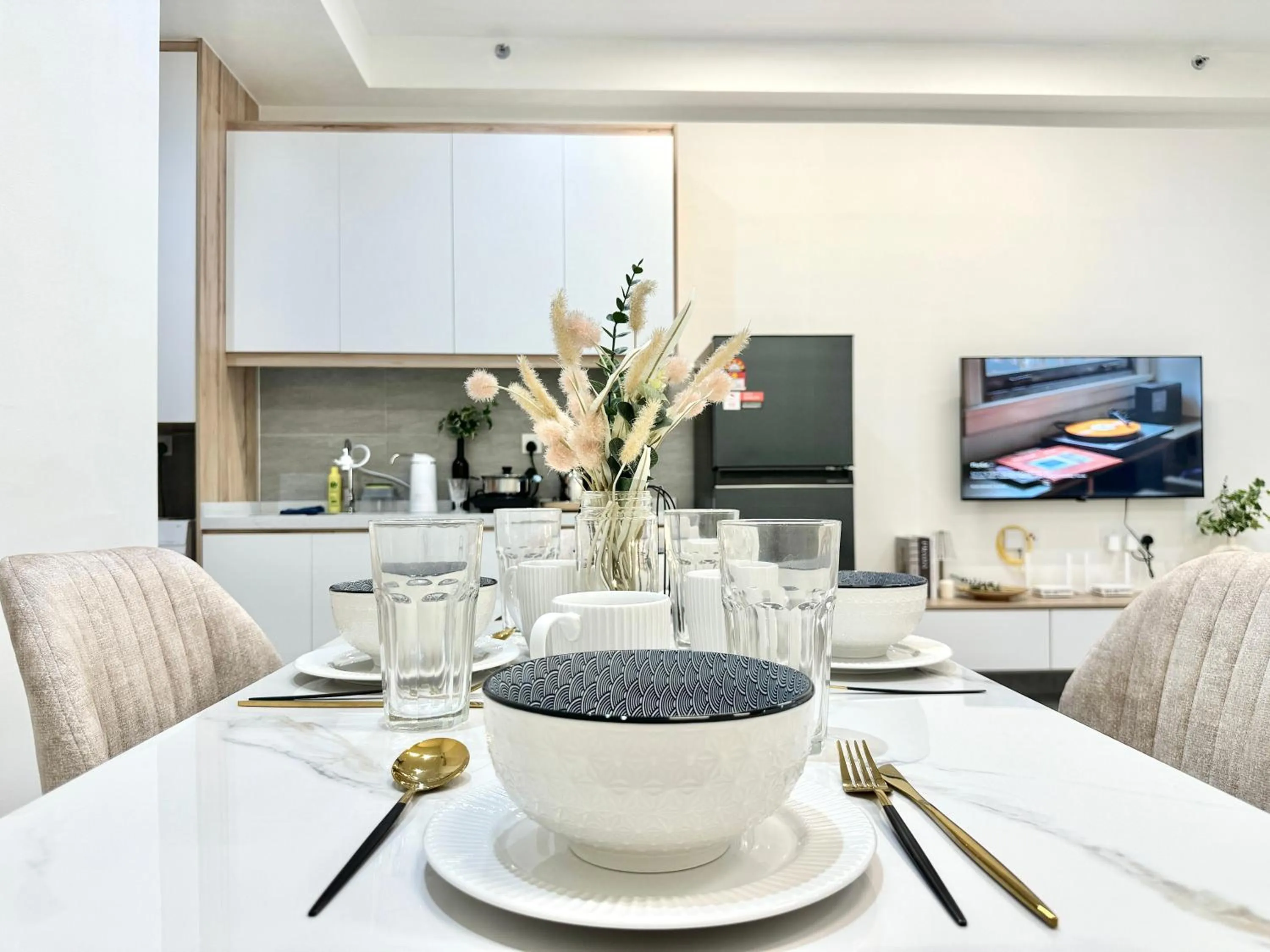 Living room in Sunsuria Forum SOHO & Residence Suites Setia Alam by MOKA