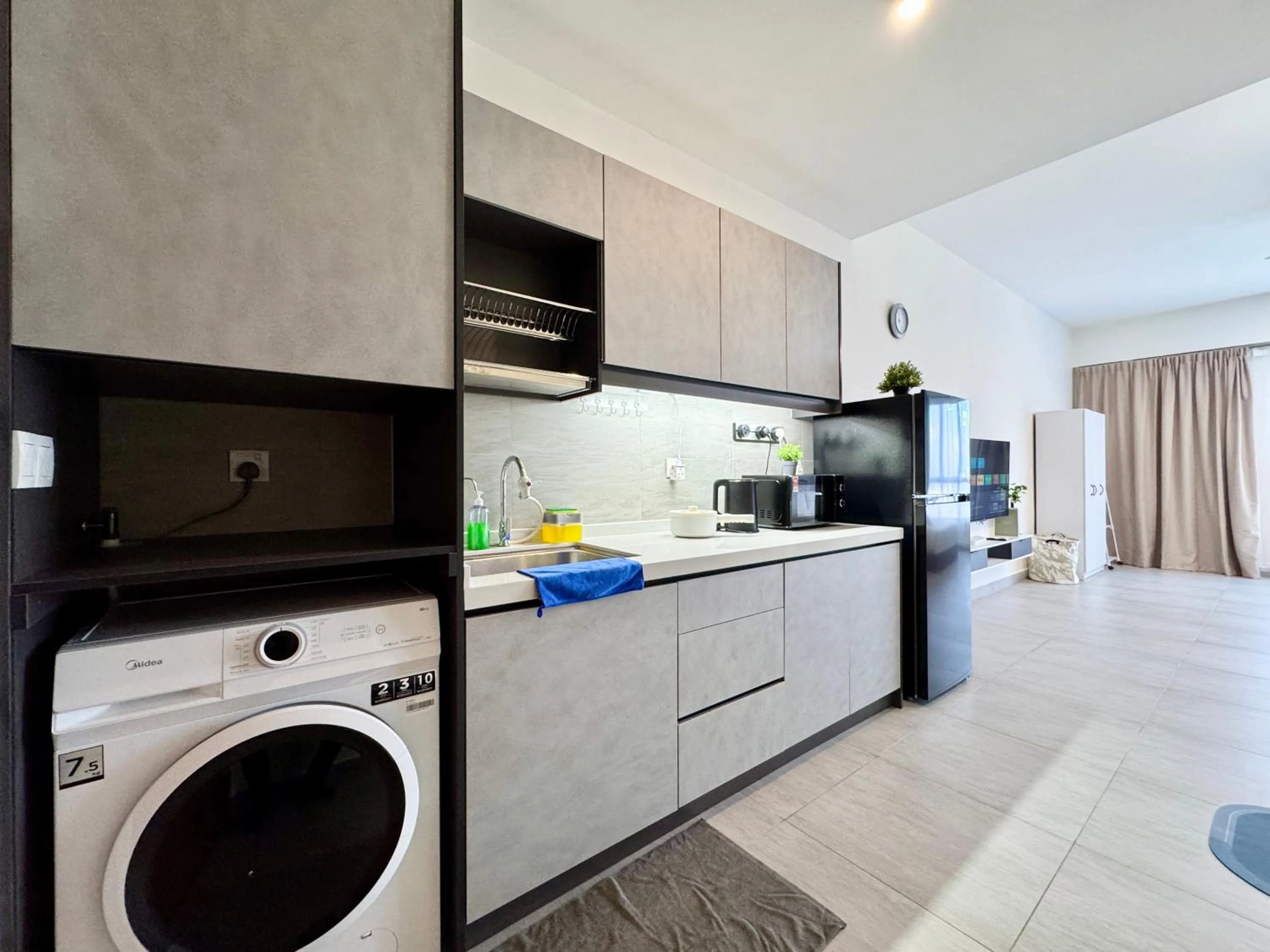 Kitchen or kitchenette in Sunsuria Forum SOHO & Residence Suites Setia Alam by MOKA