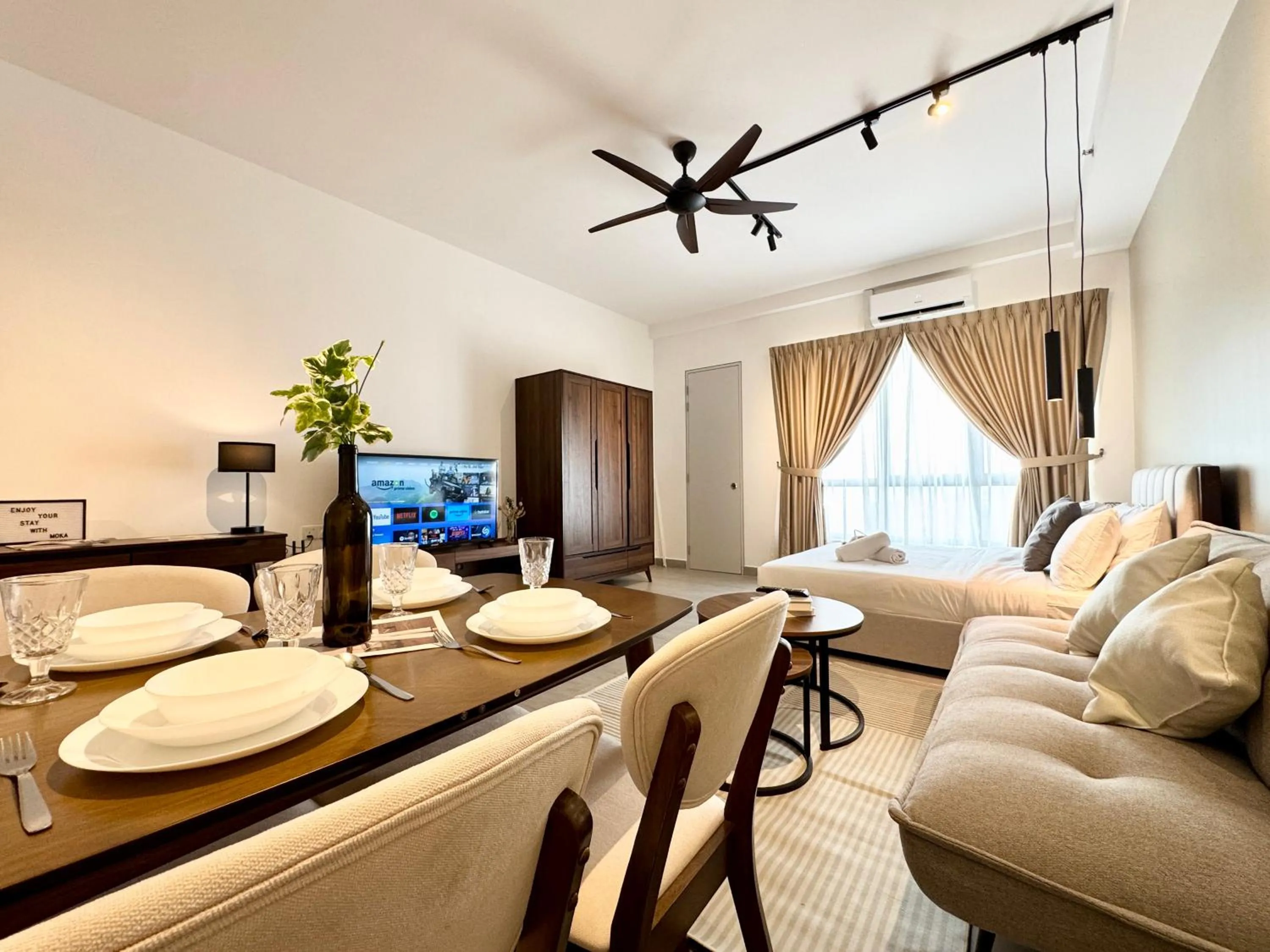 Living room in Sunsuria Forum SOHO & Residence Suites Setia Alam by MOKA