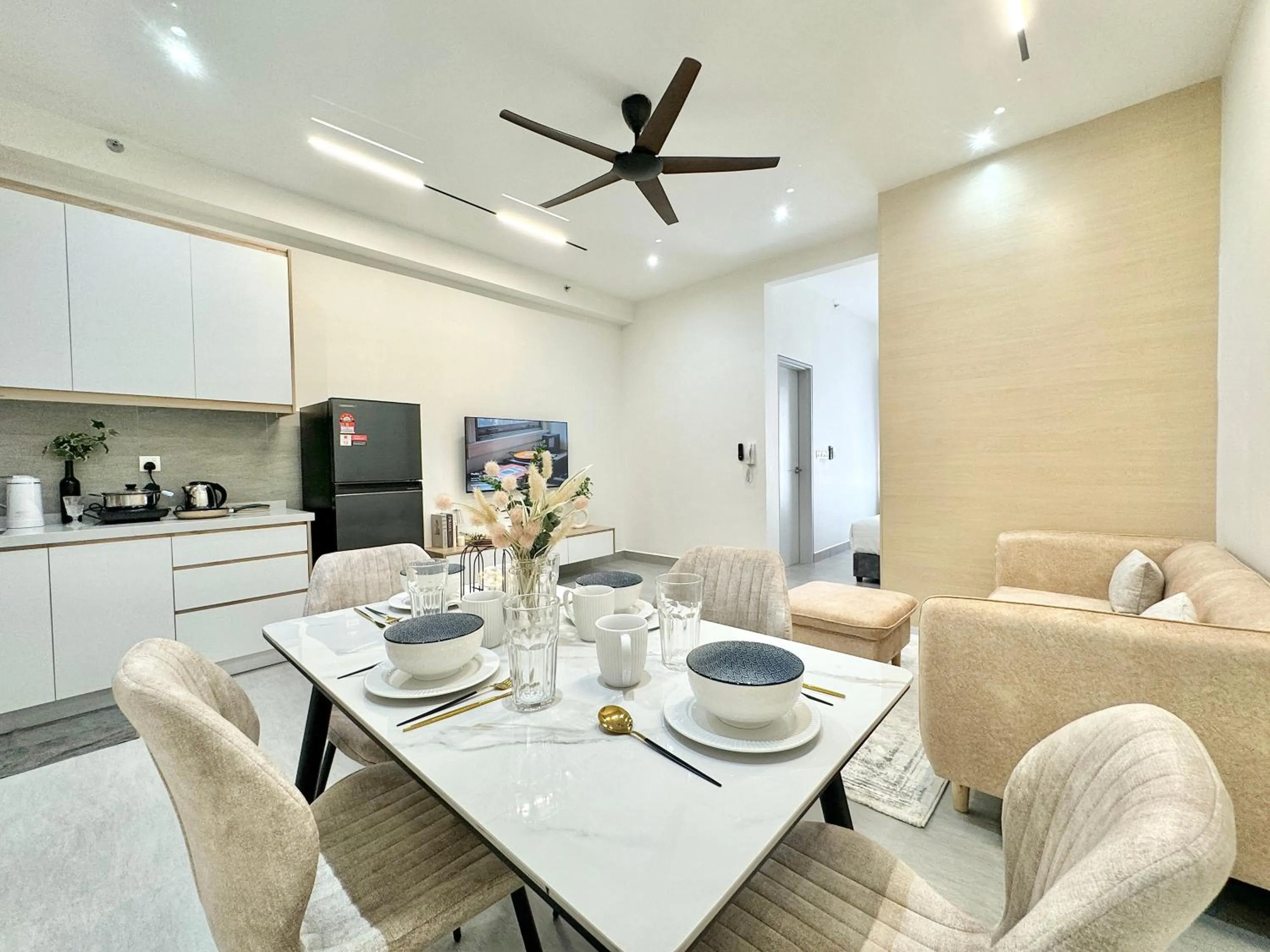 Living room in Sunsuria Forum SOHO & Residence Suites Setia Alam by MOKA