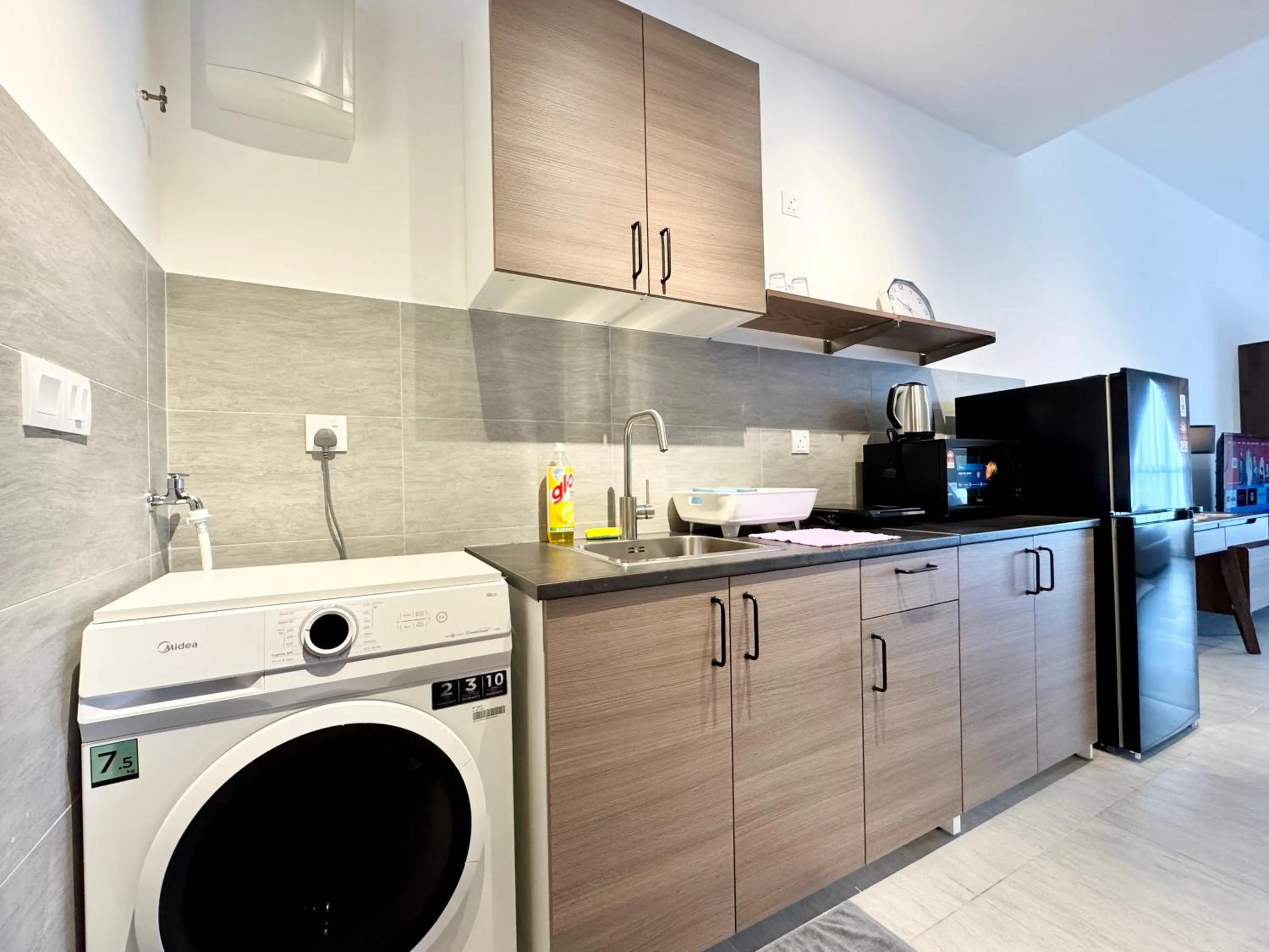 kitchen in Sunsuria Forum SOHO & Residence Suites Setia Alam by MOKA