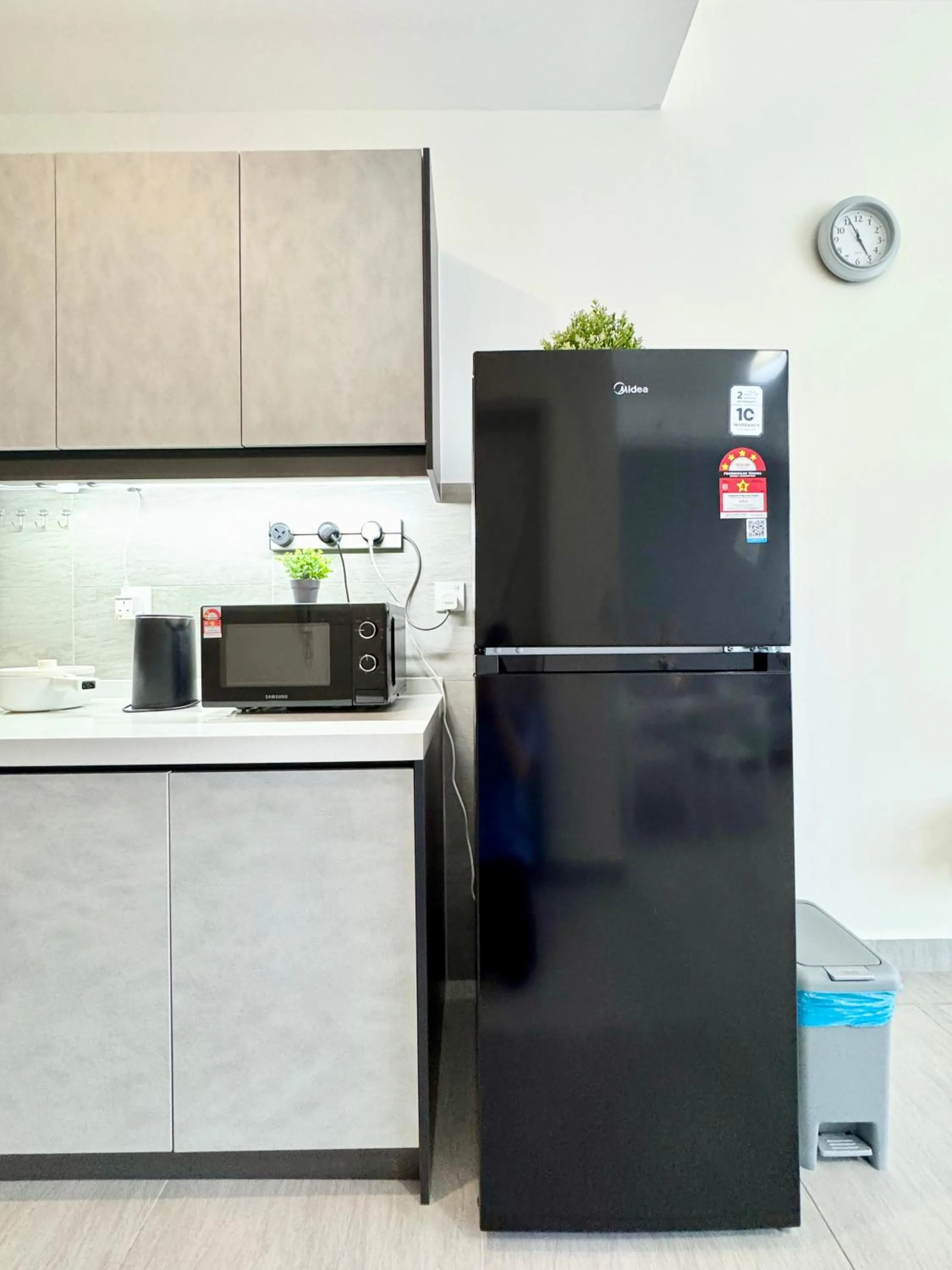 Kitchen or kitchenette in Sunsuria Forum SOHO & Residence Suites Setia Alam by MOKA