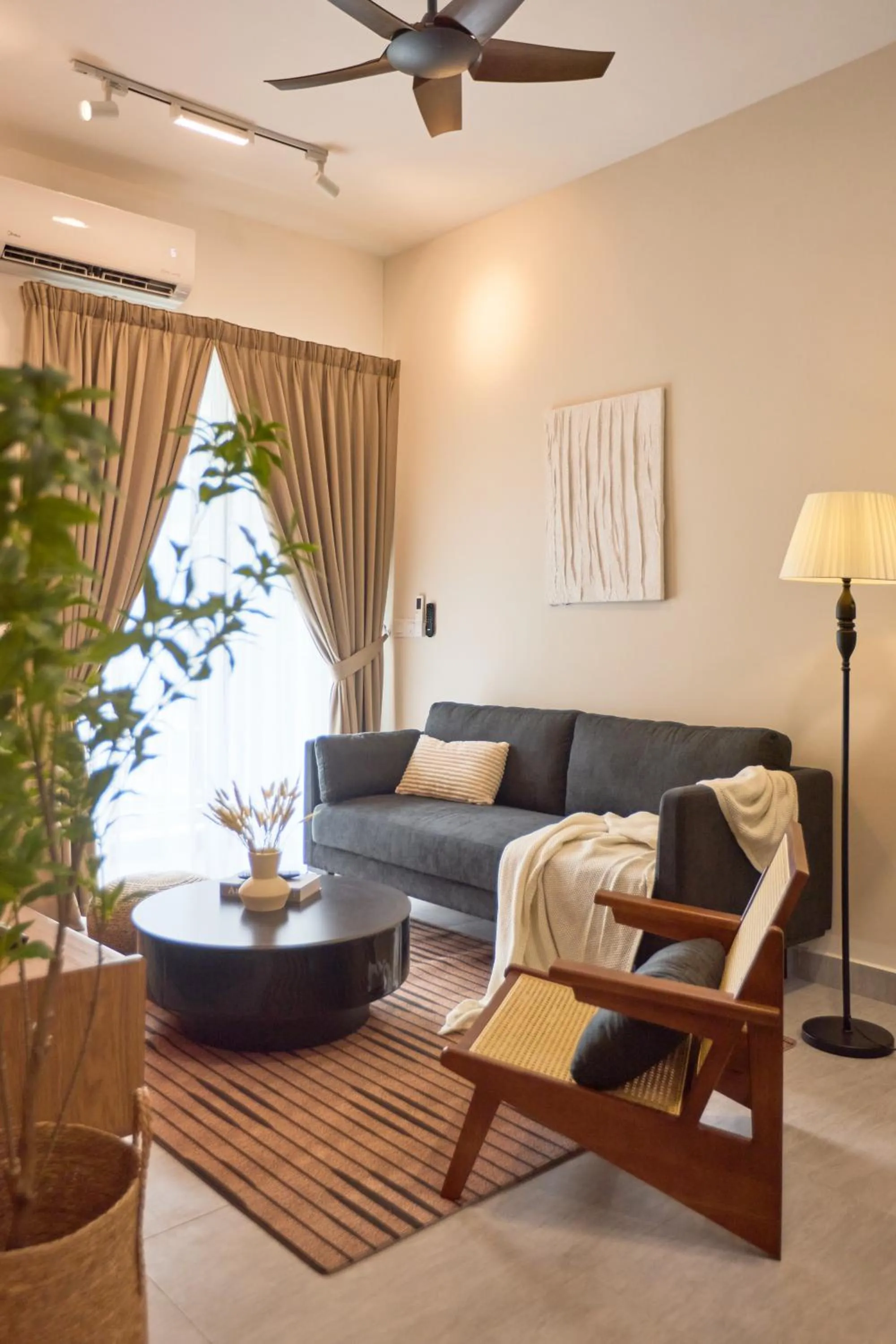 Living room in Sunsuria Forum SOHO & Residence Suites Setia Alam by MOKA