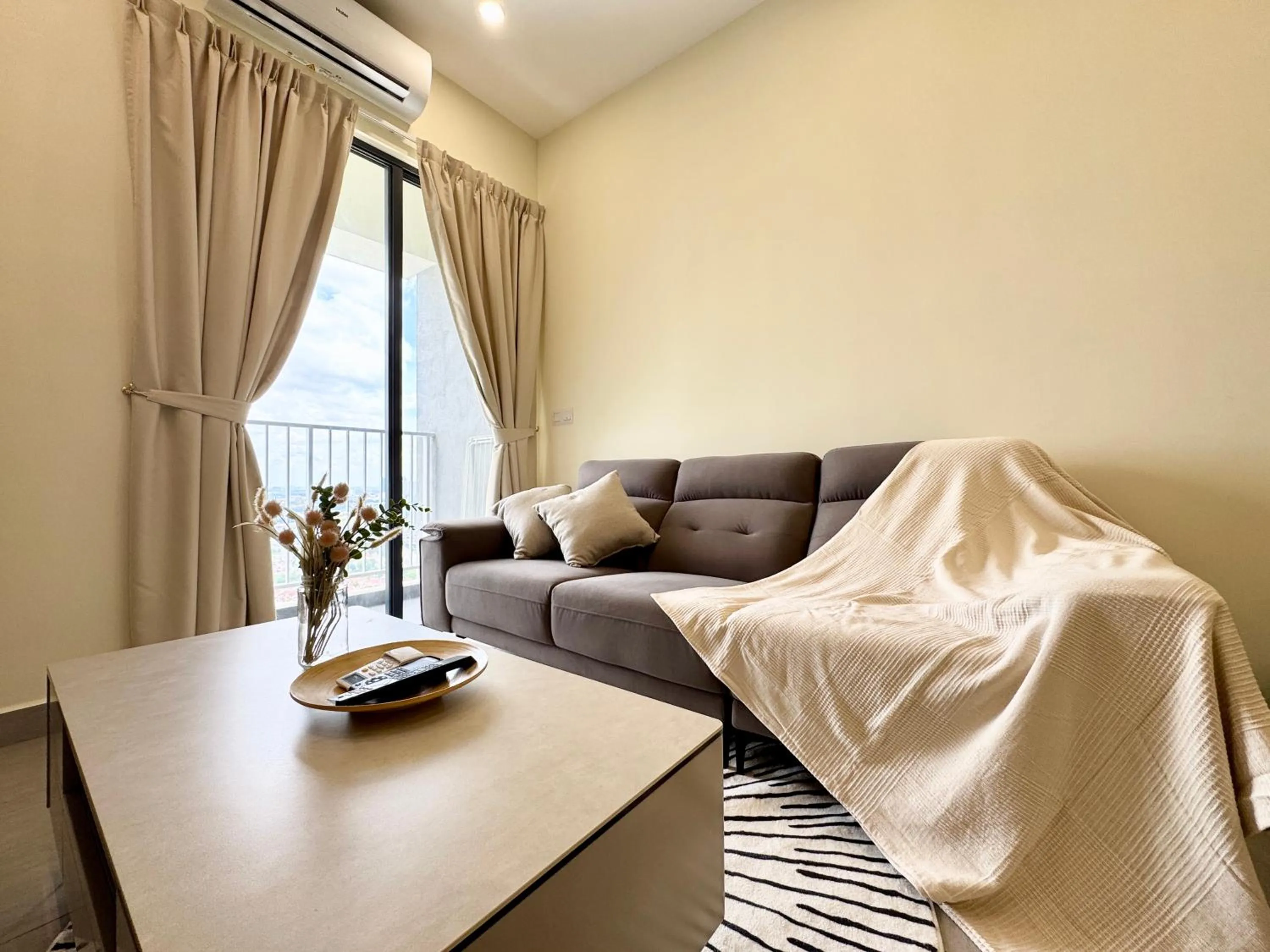 Living room, Bed in Sunsuria Forum SOHO & Residence Suites Setia Alam by MOKA