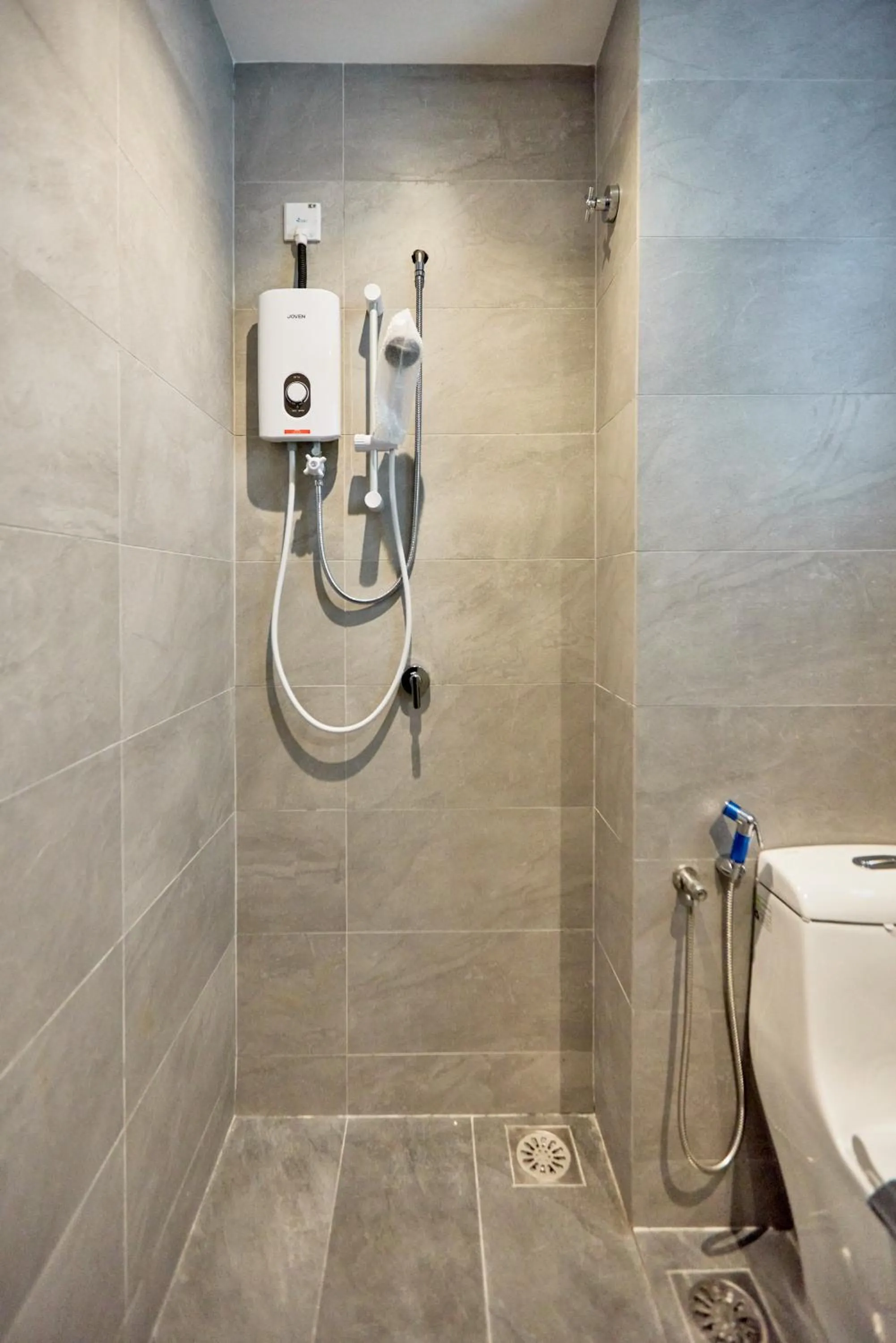 Toilet in Sunsuria Forum SOHO & Residence Suites Setia Alam by MOKA