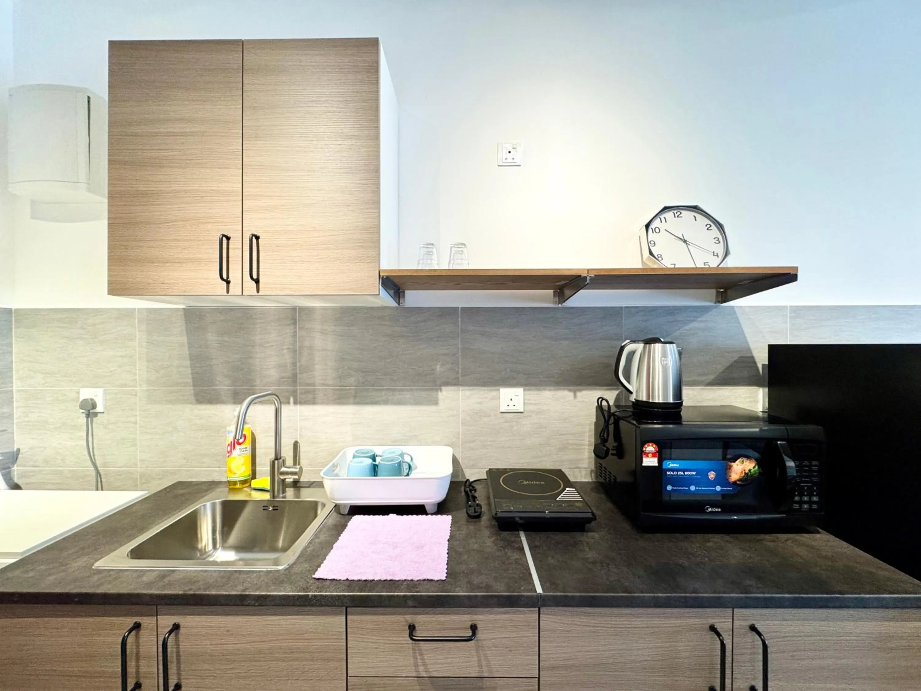 kitchen in Sunsuria Forum SOHO & Residence Suites Setia Alam by MOKA