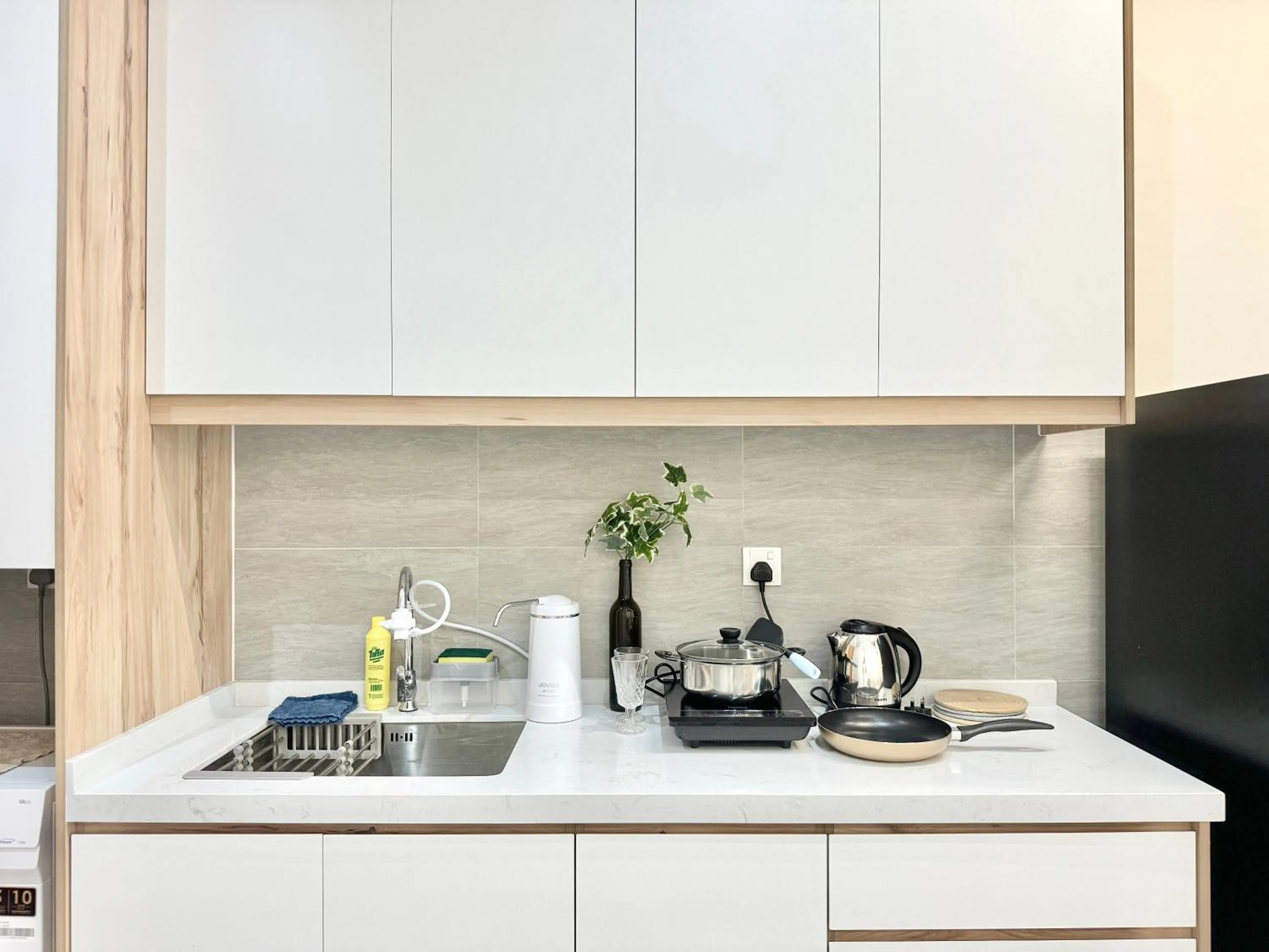 Kitchen or kitchenette in Sunsuria Forum SOHO & Residence Suites Setia Alam by MOKA