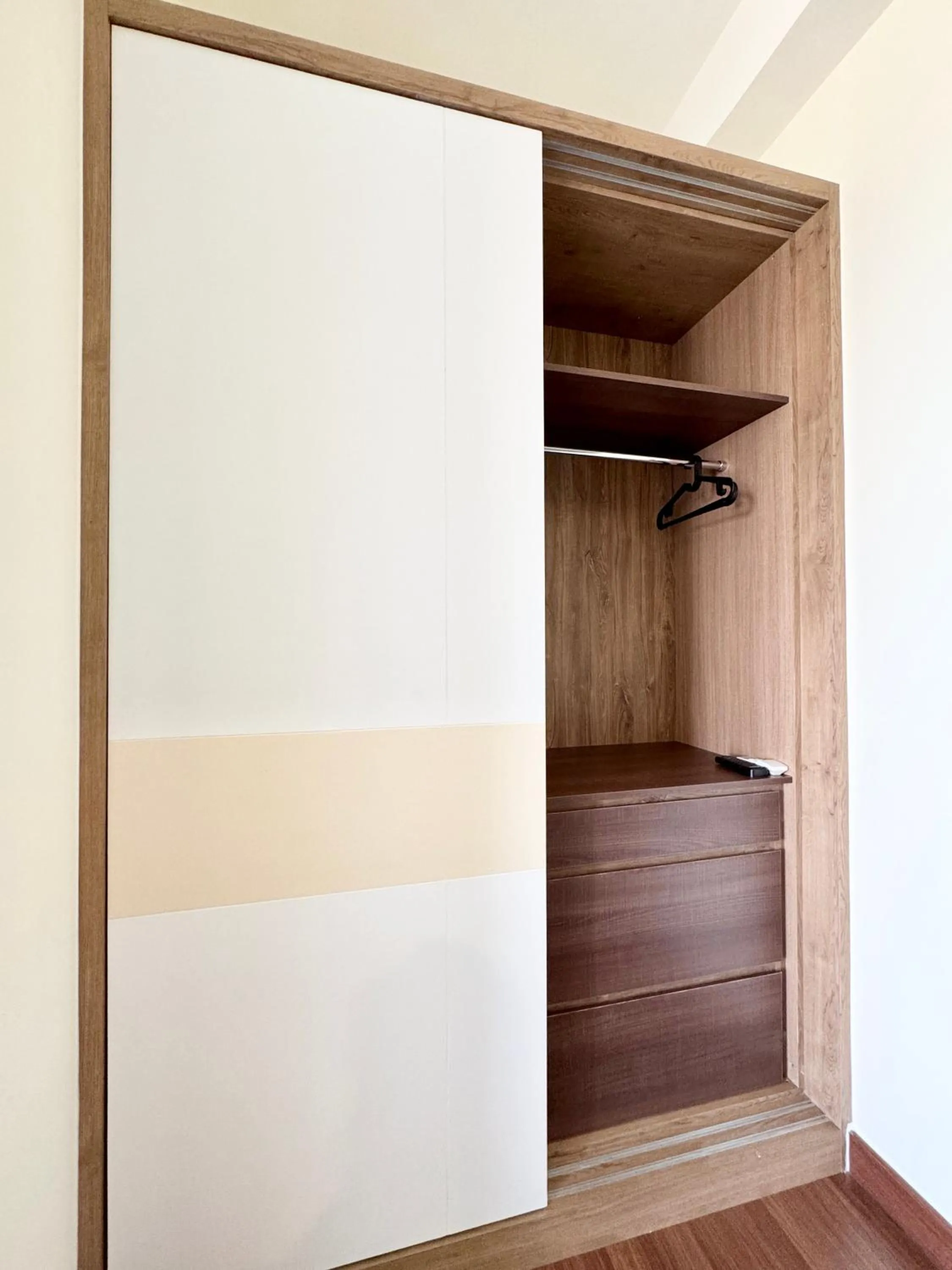 wardrobe in Sunsuria Forum SOHO & Residence Suites Setia Alam by MOKA