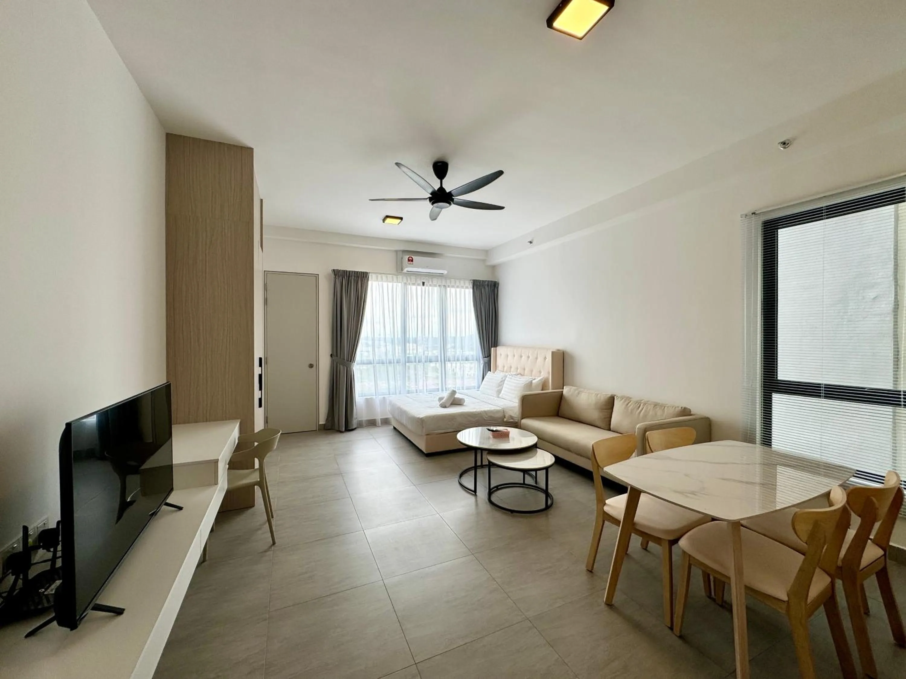 Living room in Sunsuria Forum SOHO & Residence Suites Setia Alam by MOKA