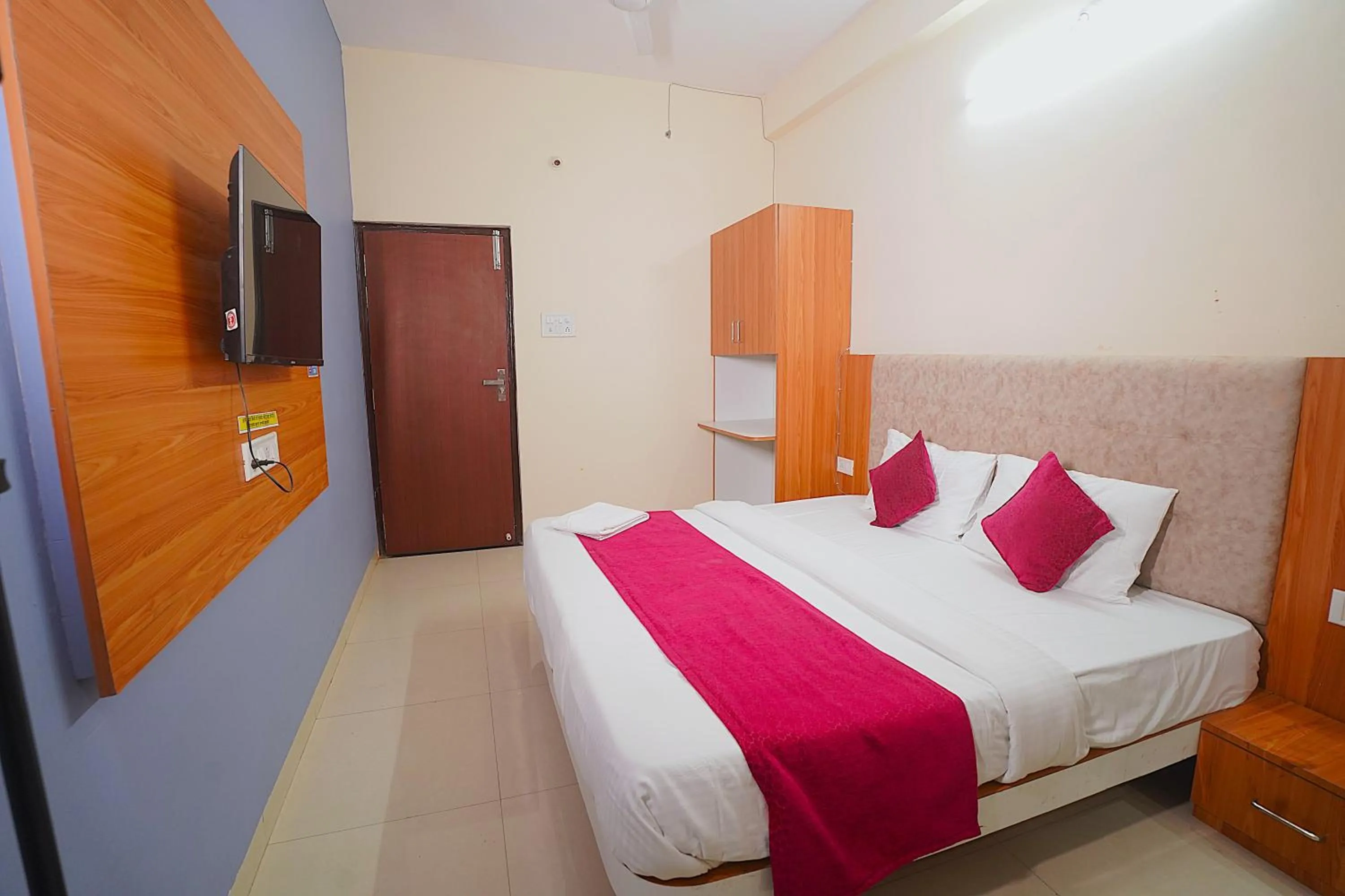 Bed in Hotel Inspira Residency- Near Bombay Hospital