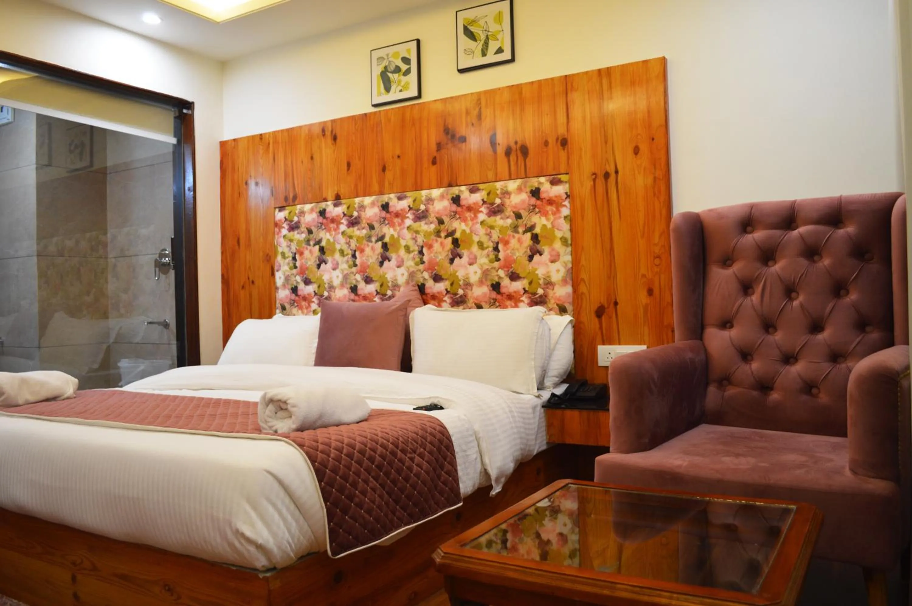 Photo of the whole room, Bed in Sharanam by Sheosante