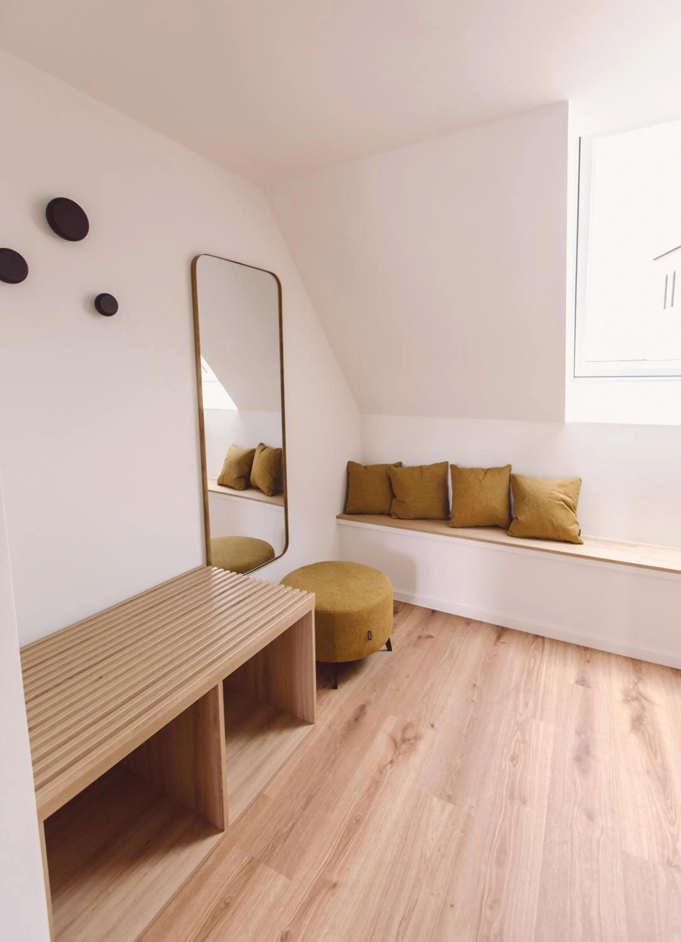 Seating area, Bed in Hotel am Rathaus