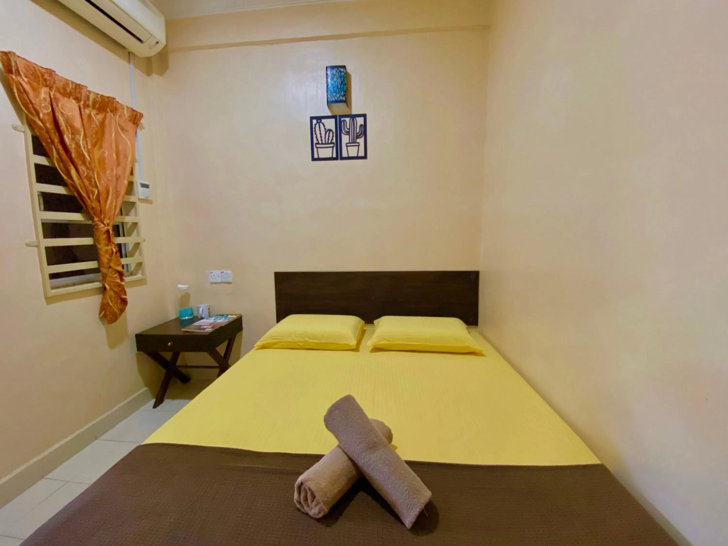 Bedroom, Bed in Hotel O D Qamar Motel