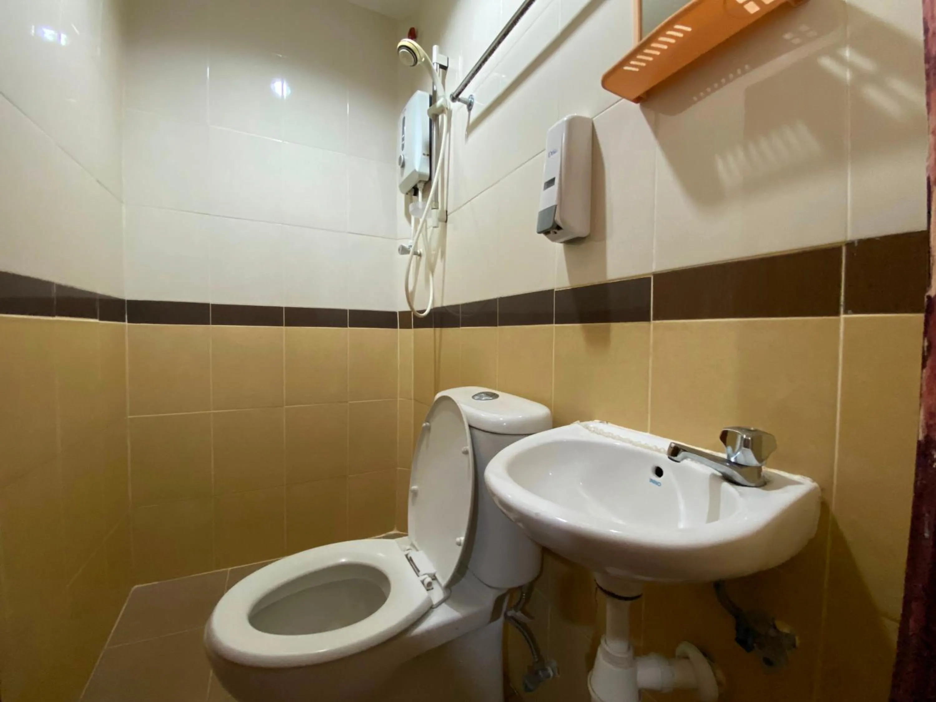 Bathroom in Hotel O D Qamar Motel