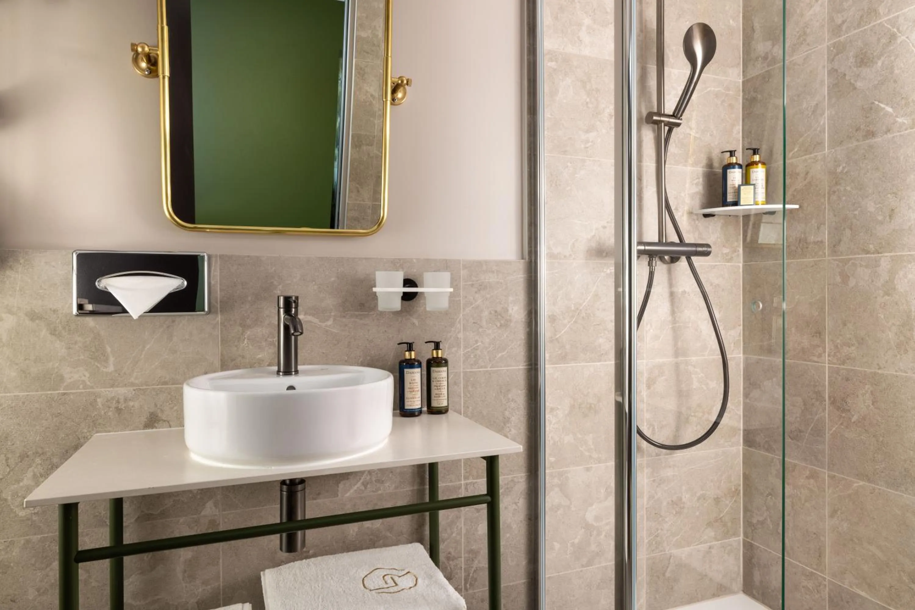 Shower in Les Rives Oceanik