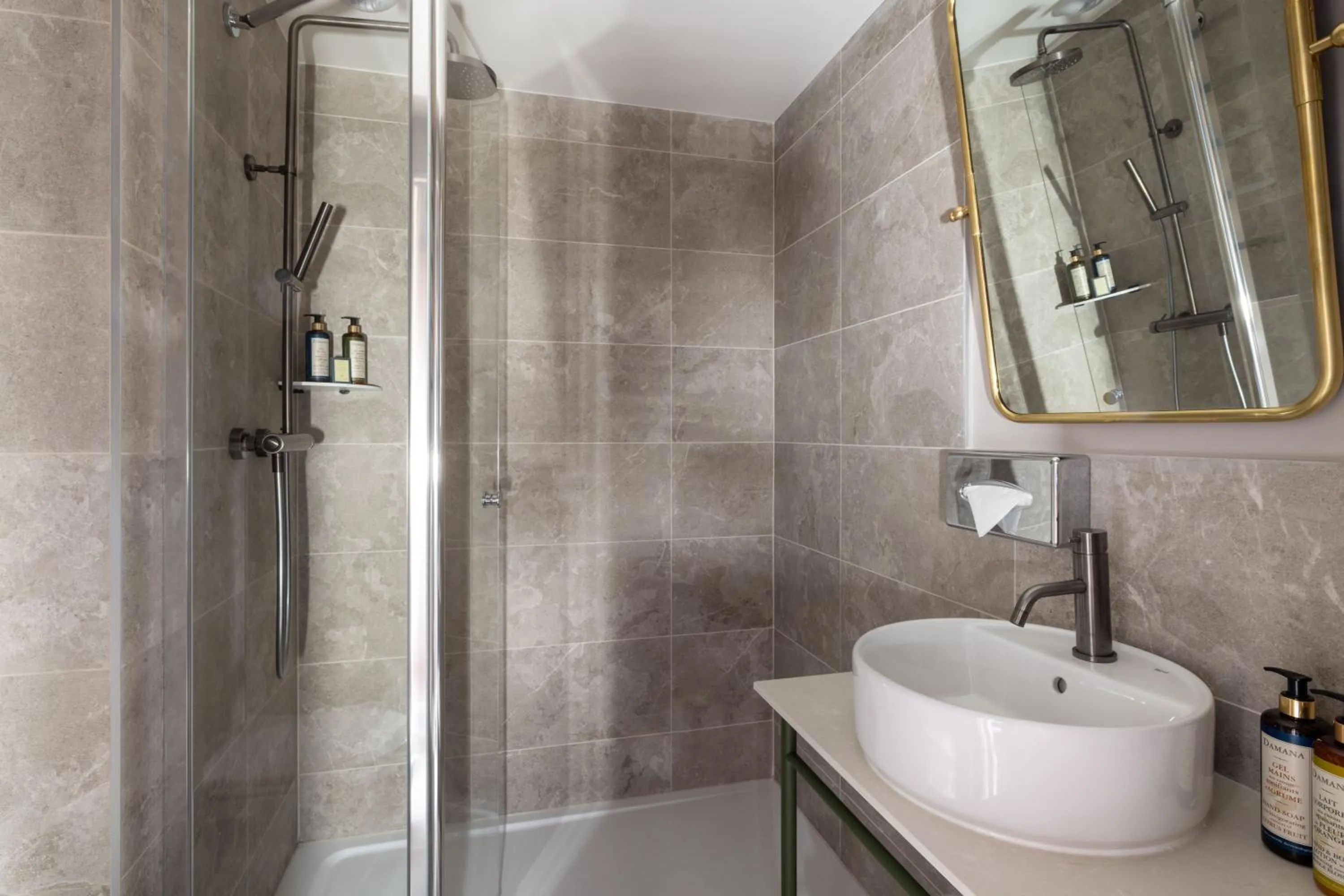 Shower in Les Rives Oceanik