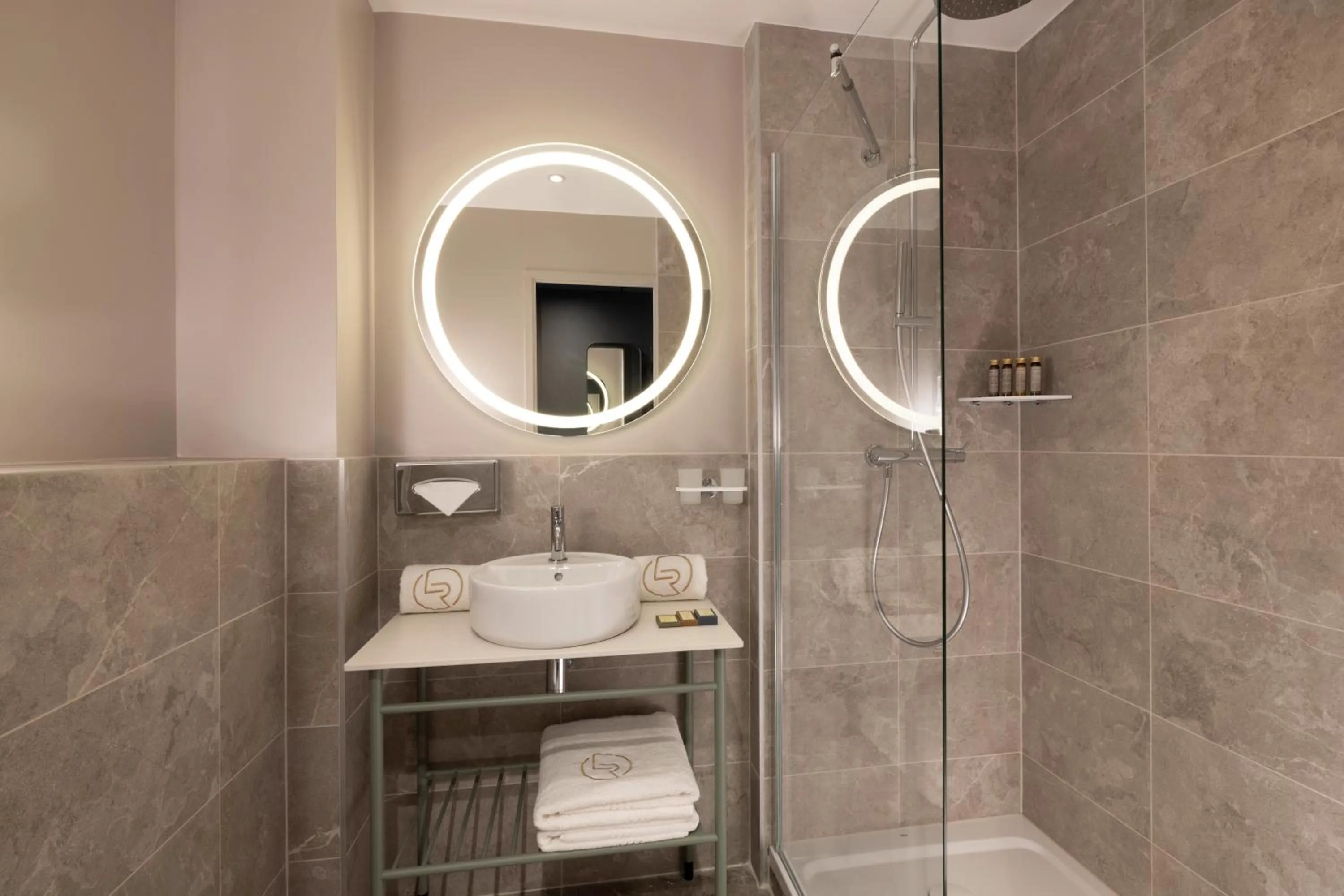 Shower in Les Rives Oceanik