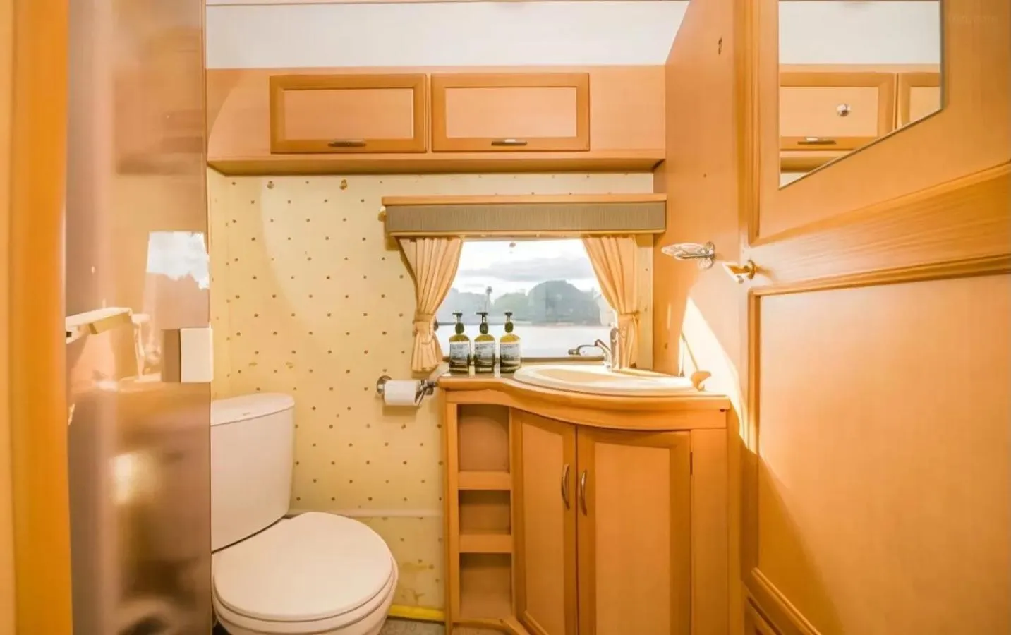 Toilet in The Campster Kanchanaburi