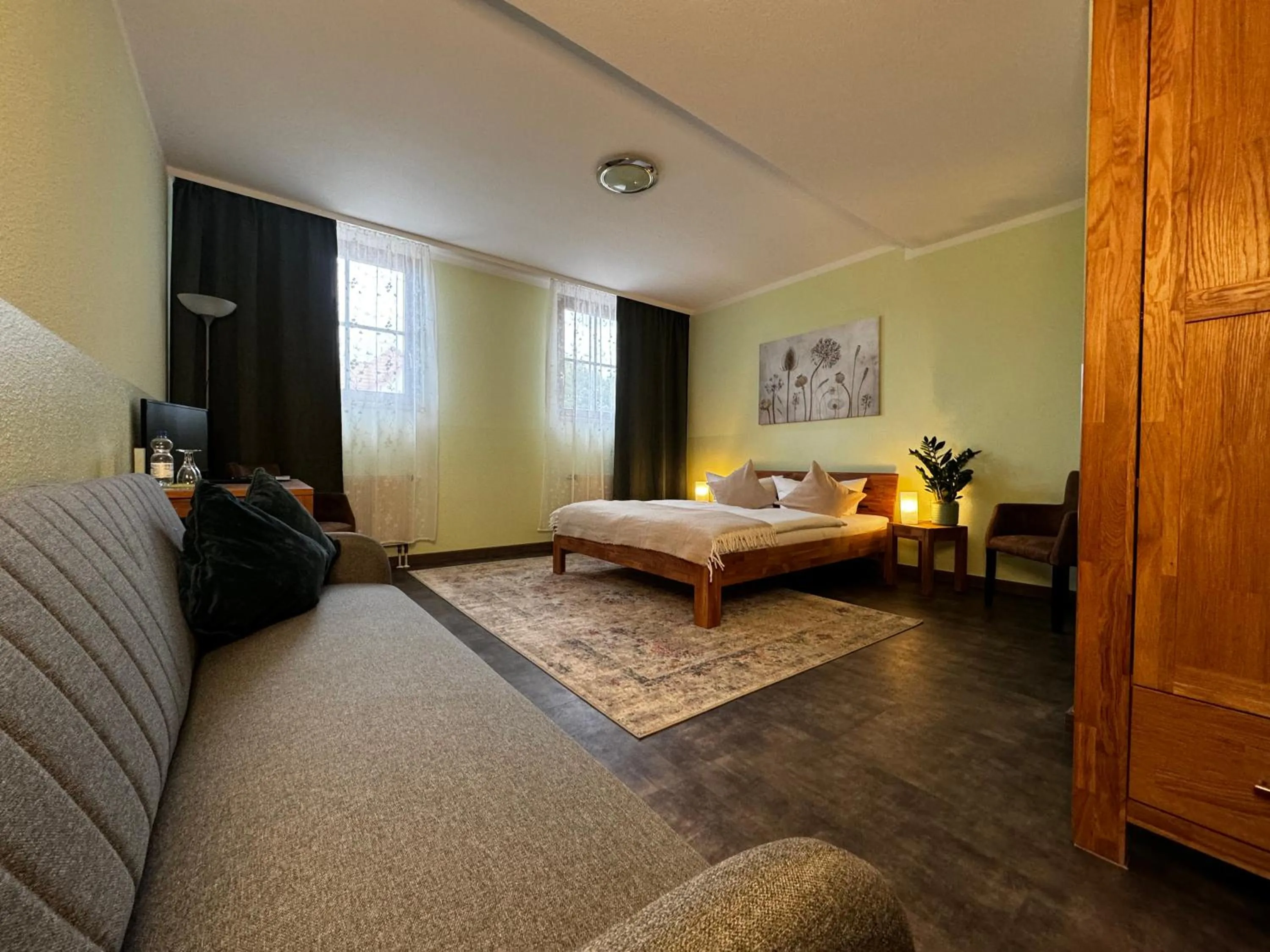 Seating area, Bed in Logis Hotel Stadt Neustadt