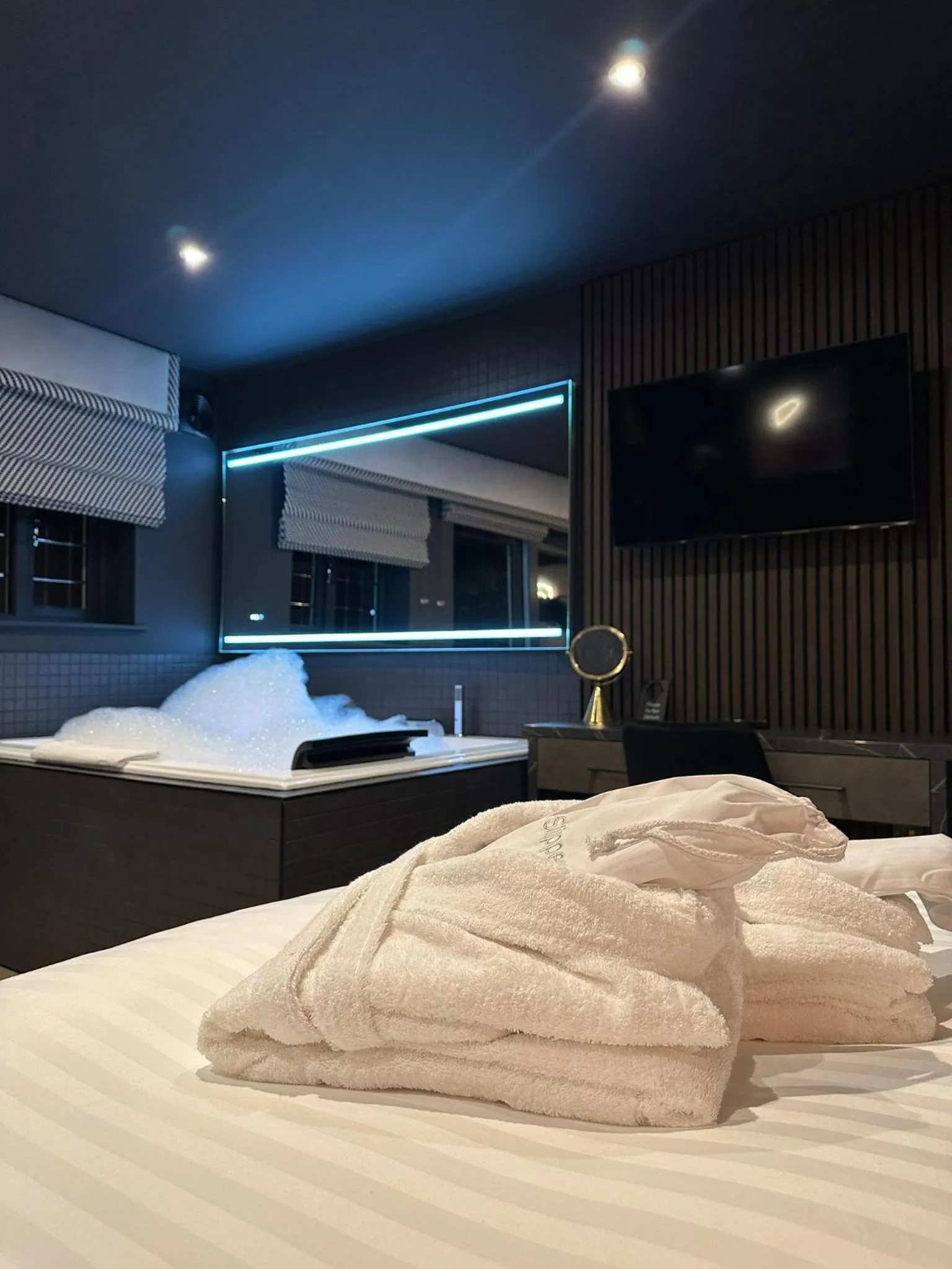 Photo of the whole room, Bed in Secret Suites