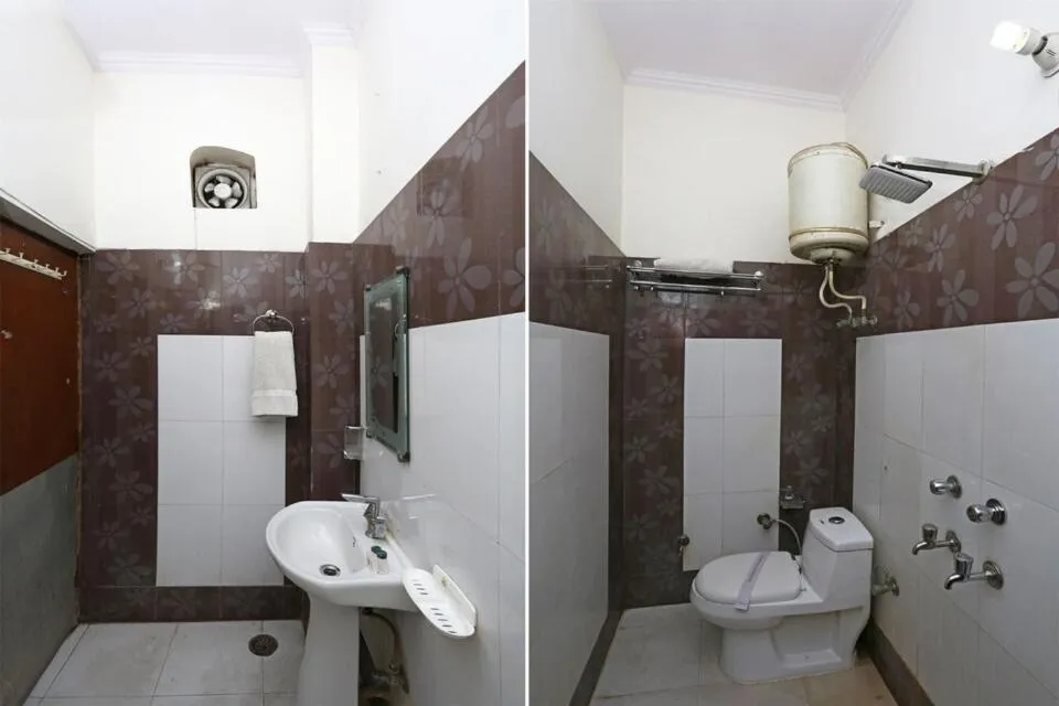 Bathroom in Vishal Hotel Near New Delhi Railway Station