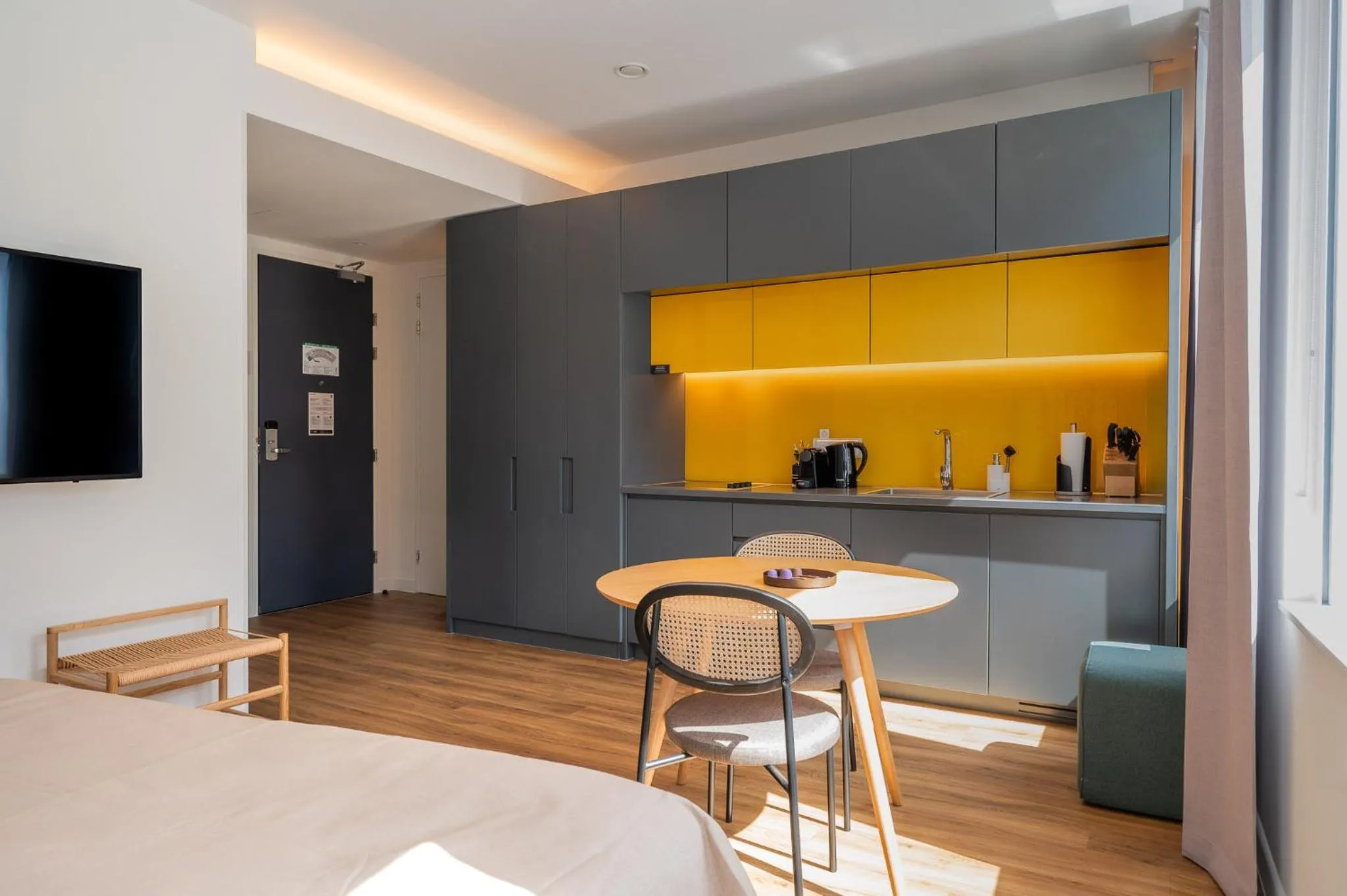 TV and multimedia, Bed in Limehome Amsterdam Gatwickstraat