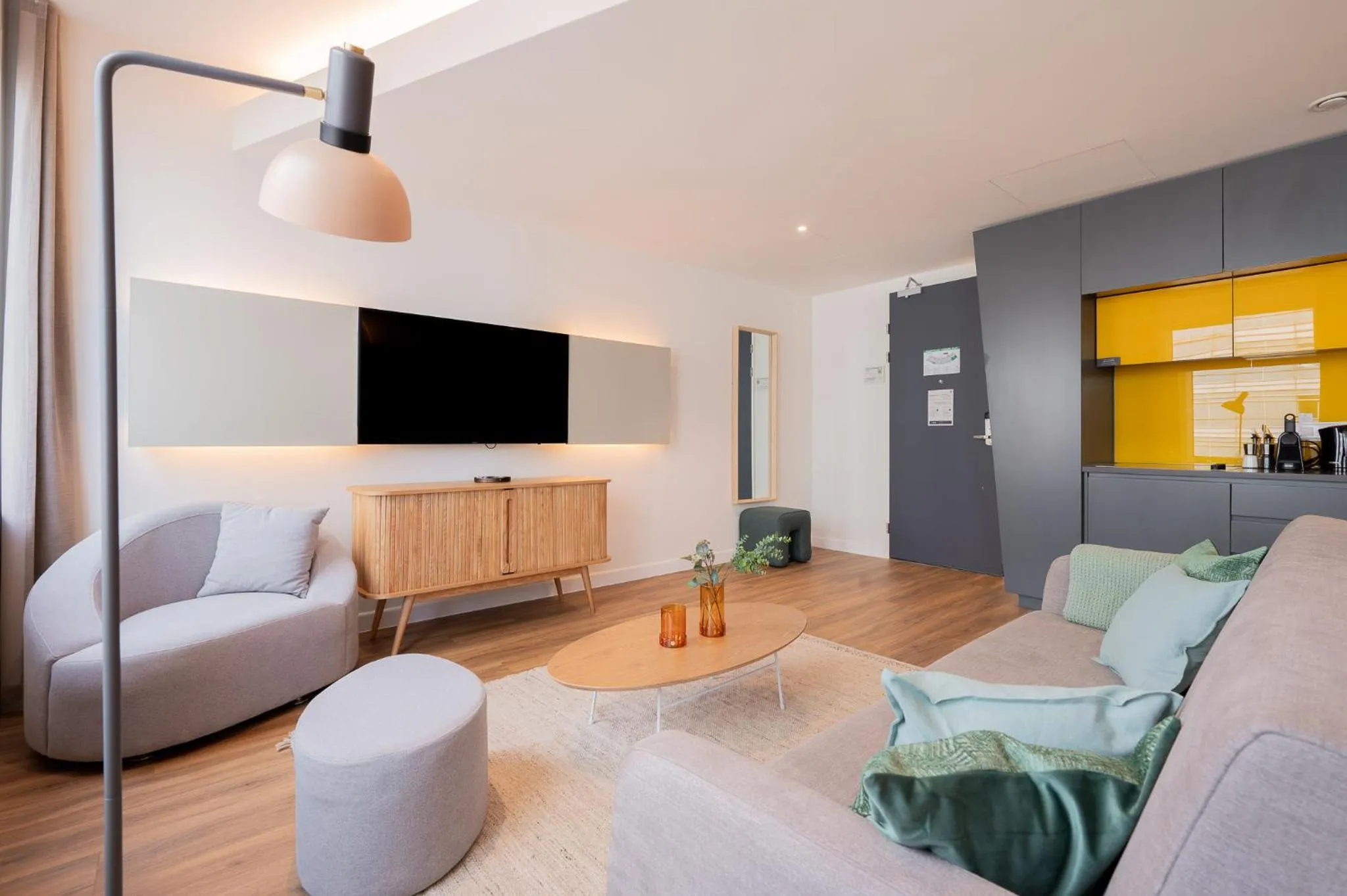 TV and multimedia in Limehome Amsterdam Gatwickstraat