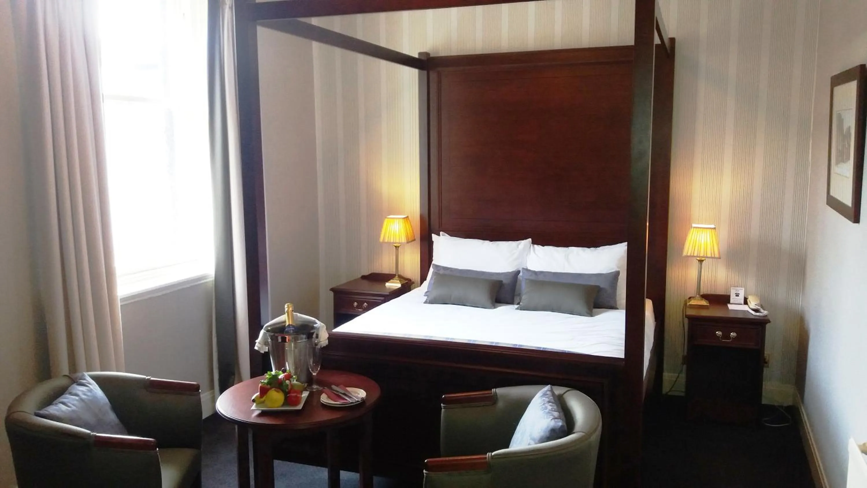 Bedroom, Bed in Salutation Hotel