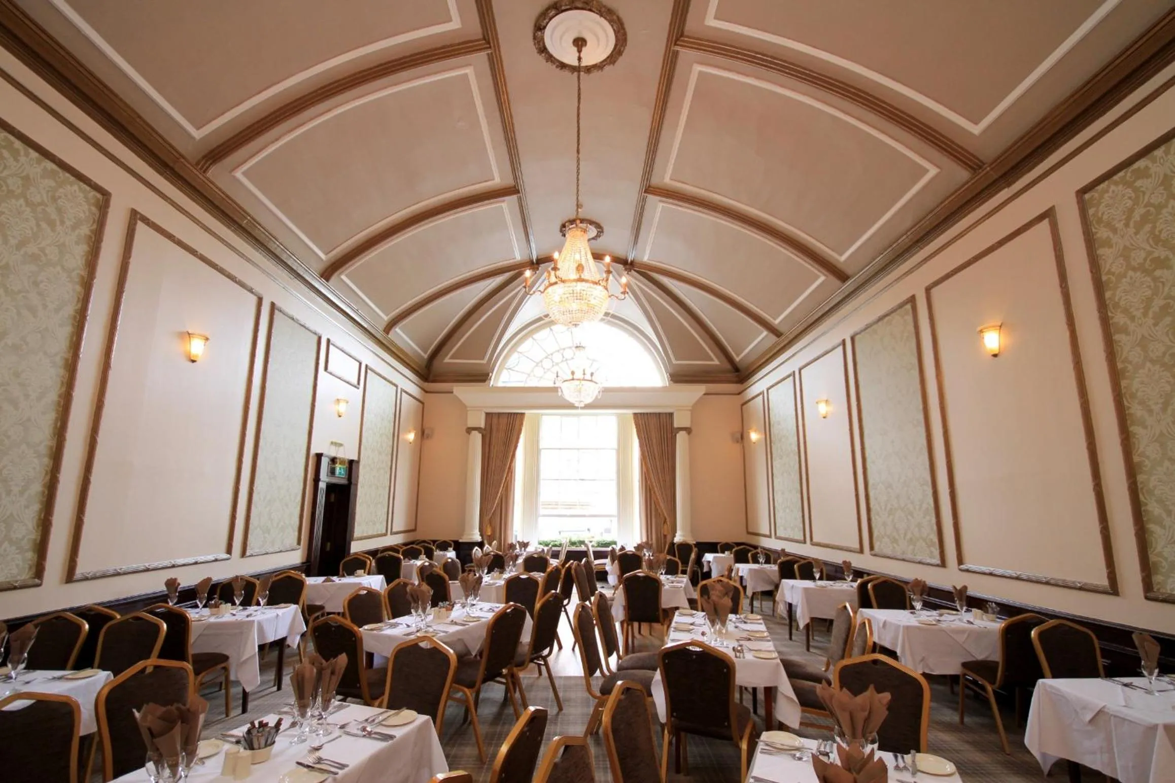 Restaurant/places to eat in Salutation Hotel