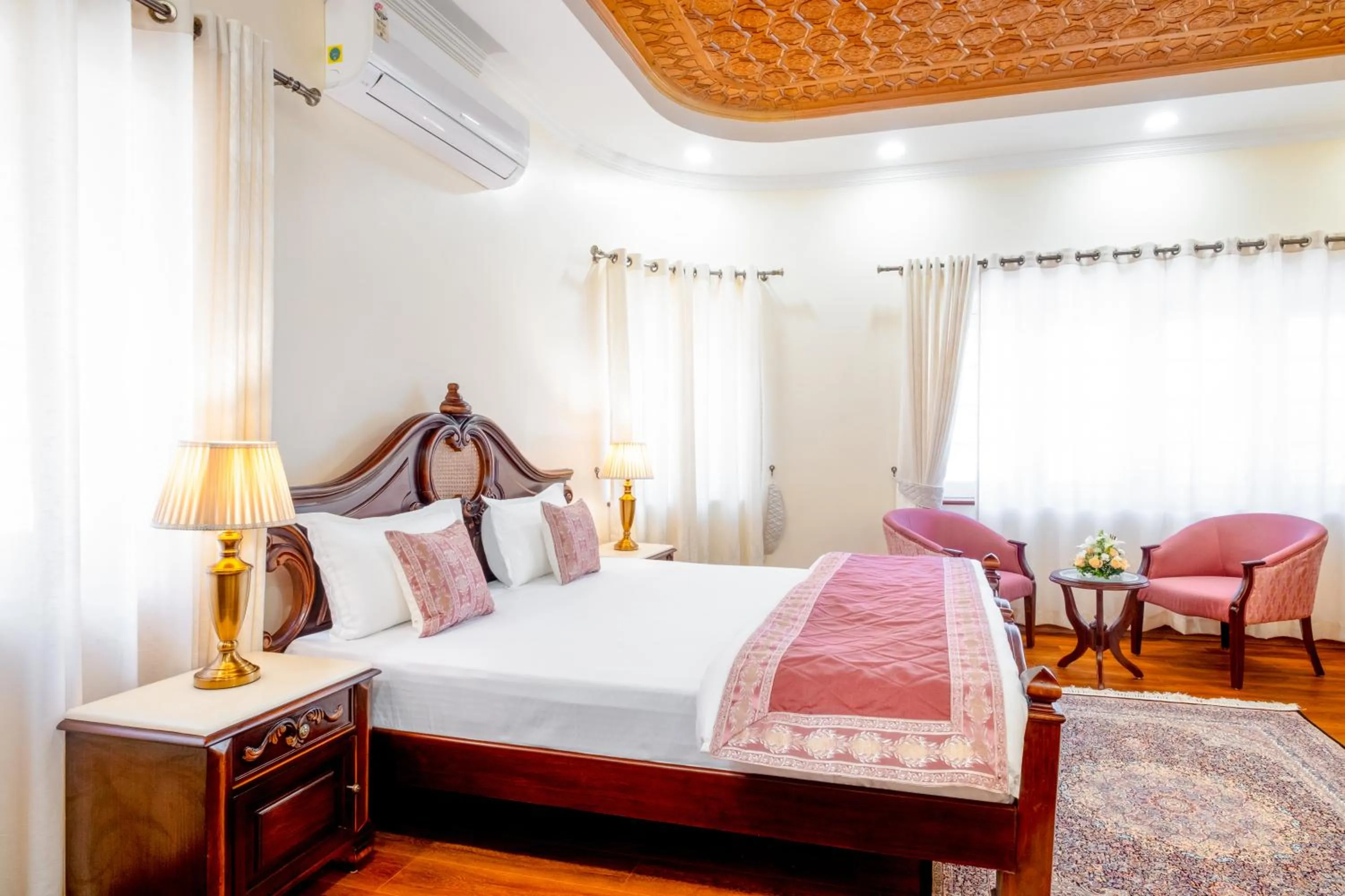 Bed in Moghal Mahal Resort Rajbagh Srinagar