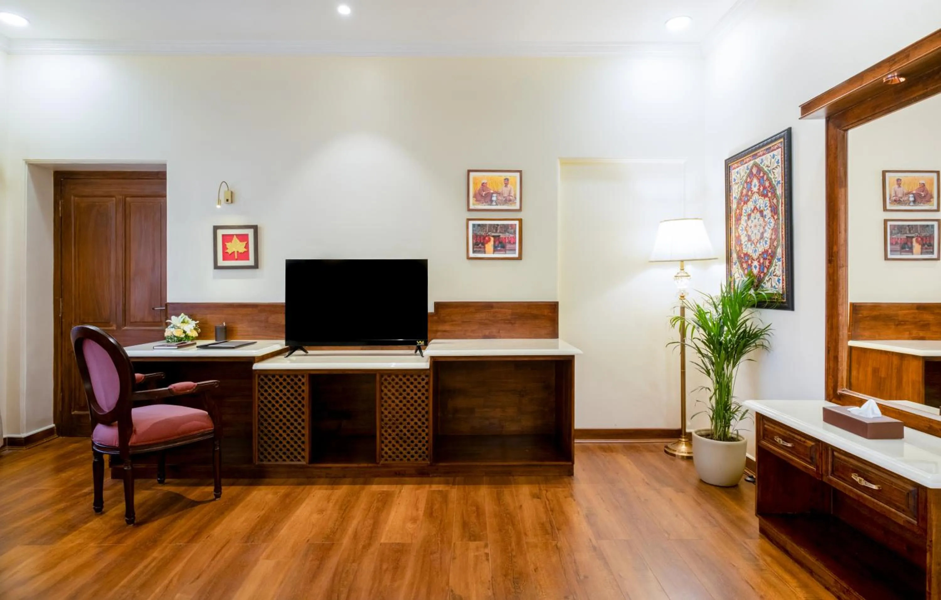 TV and multimedia in Moghal Mahal Resort Rajbagh Srinagar